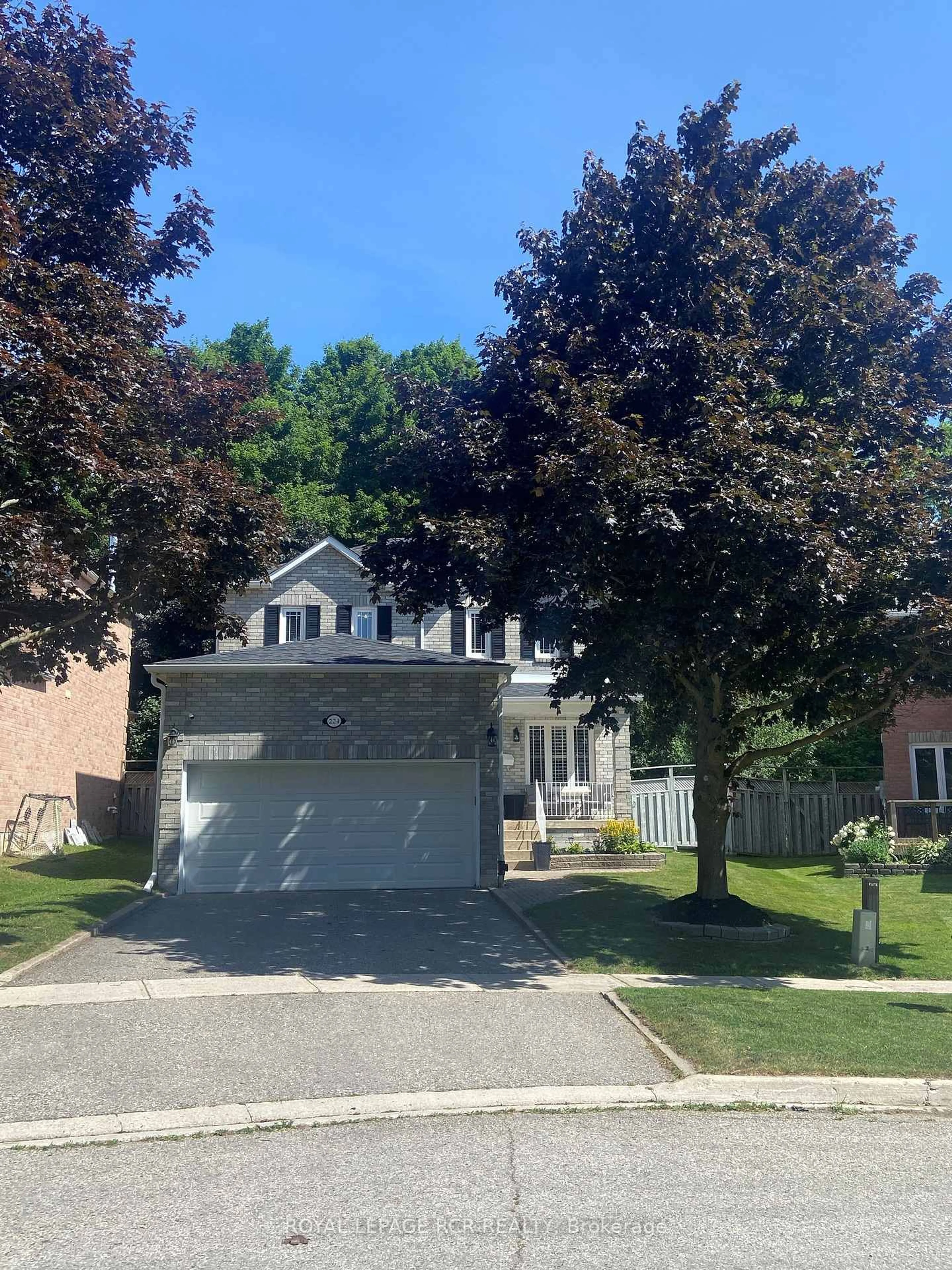 A pic from outside/outdoor area/front of a property/back of a property/a pic from drone, street for 224 Lisa Marie Dr, Orangeville Ontario L9W 4P6
