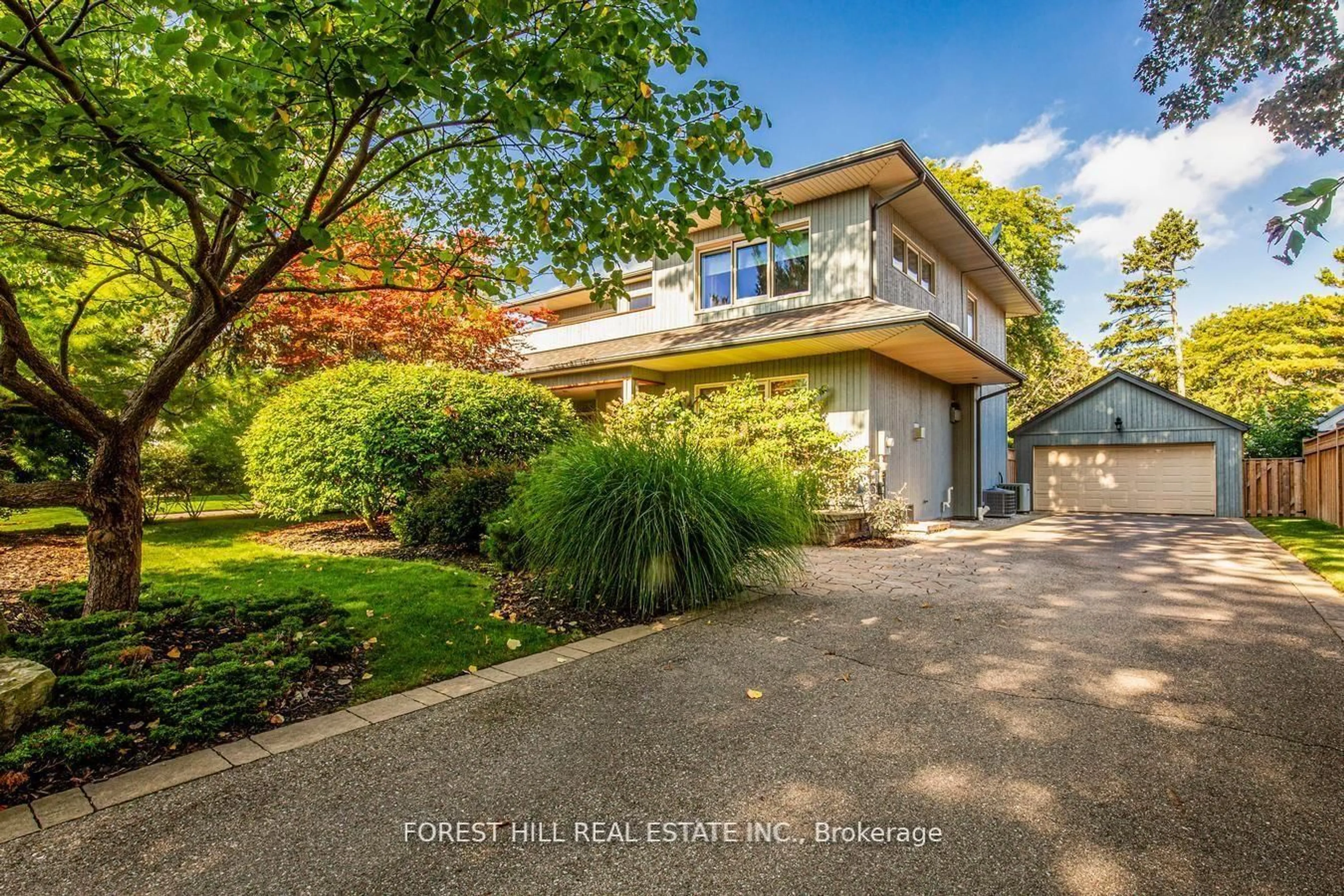 A pic from outside/outdoor area/front of a property/back of a property/a pic from drone, street for 193 Lakewood Dr, Oakville Ontario L6K 1B3