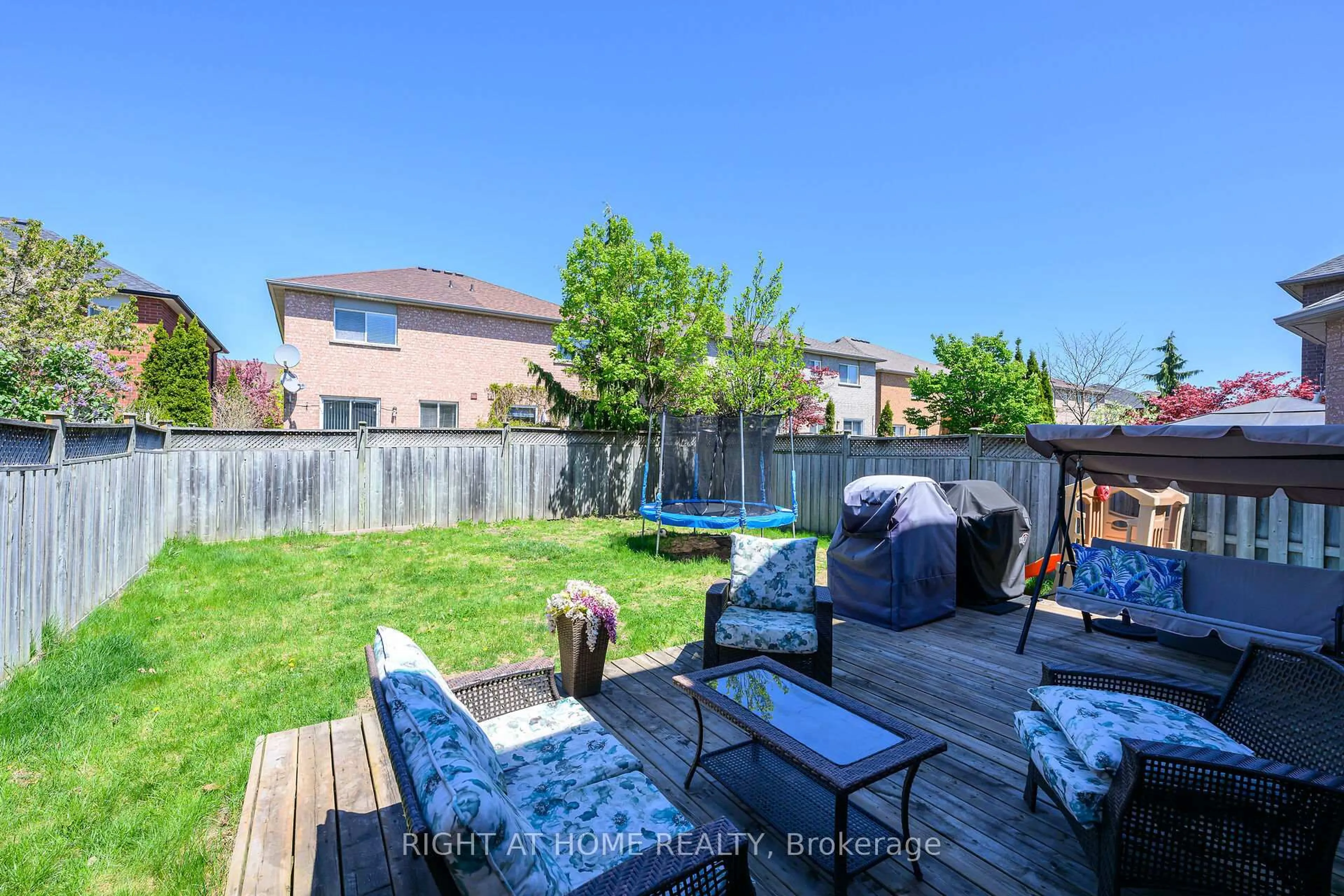 Patio, street for 5847 Terrapark Tr, Mississauga Ontario L5M 6S1