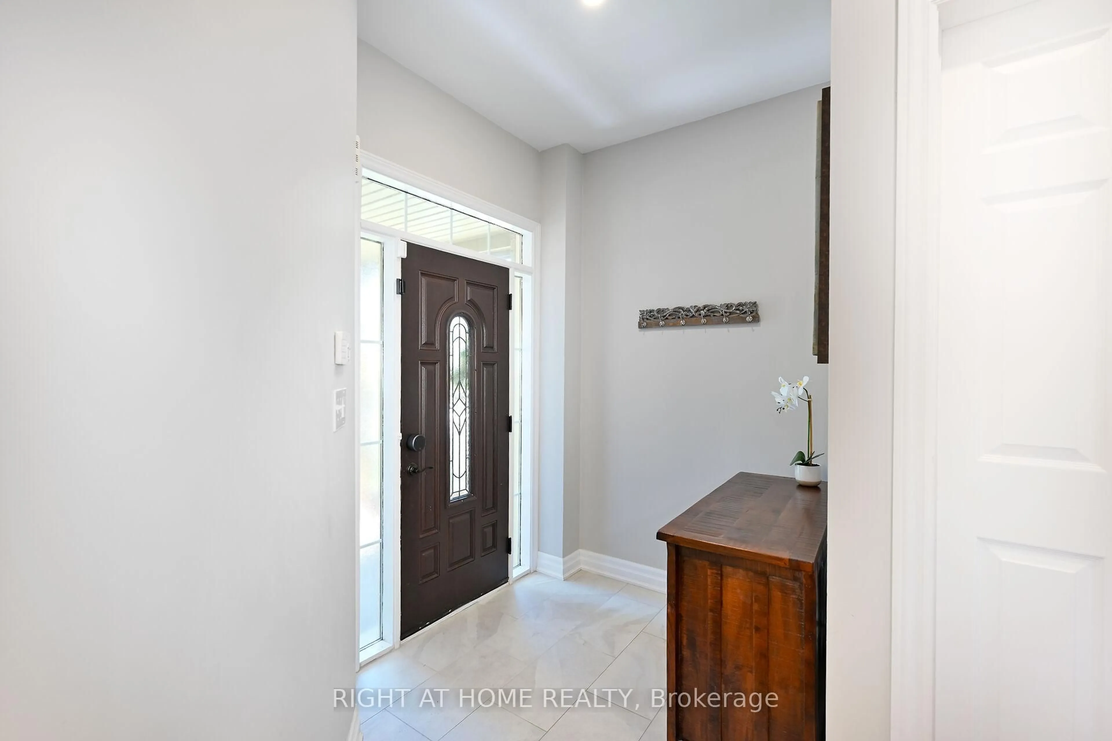 Indoor entryway for 5847 Terrapark Tr, Mississauga Ontario L5M 6S1