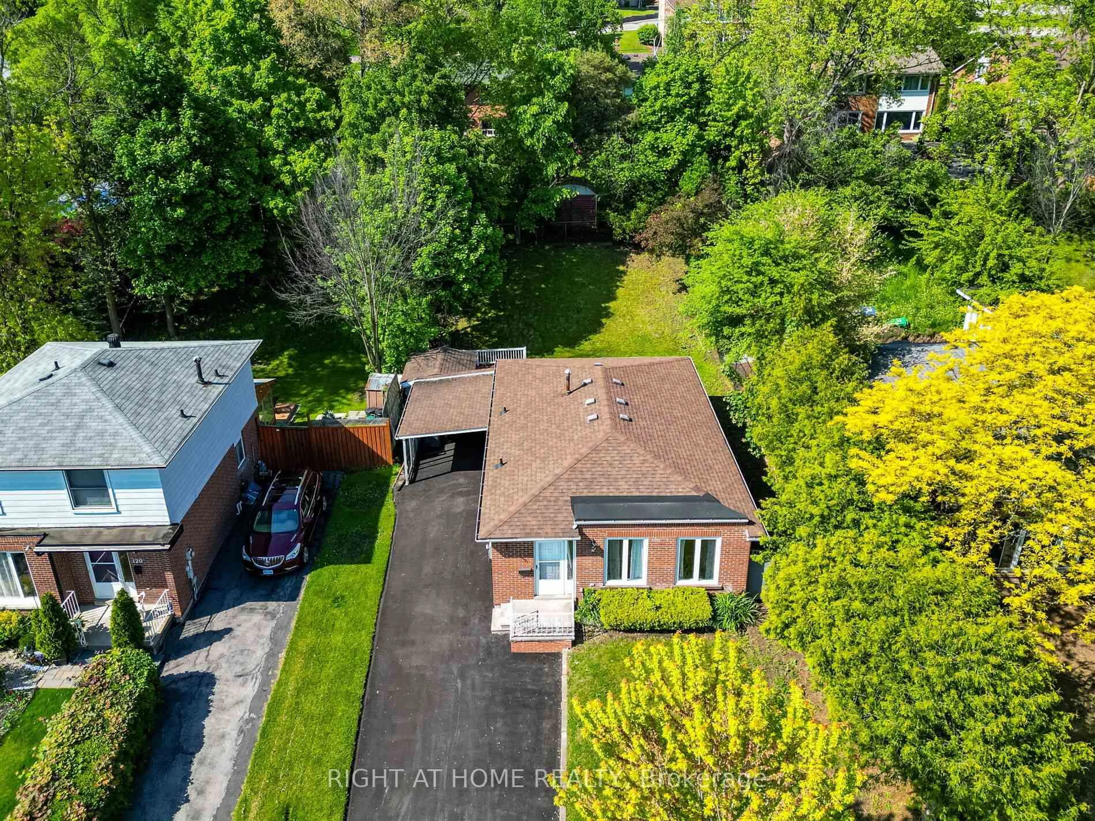 A pic from outside/outdoor area/front of a property/back of a property/a pic from drone, street for 118 Bonham Blvd, Mississauga Ontario L5M 1C7