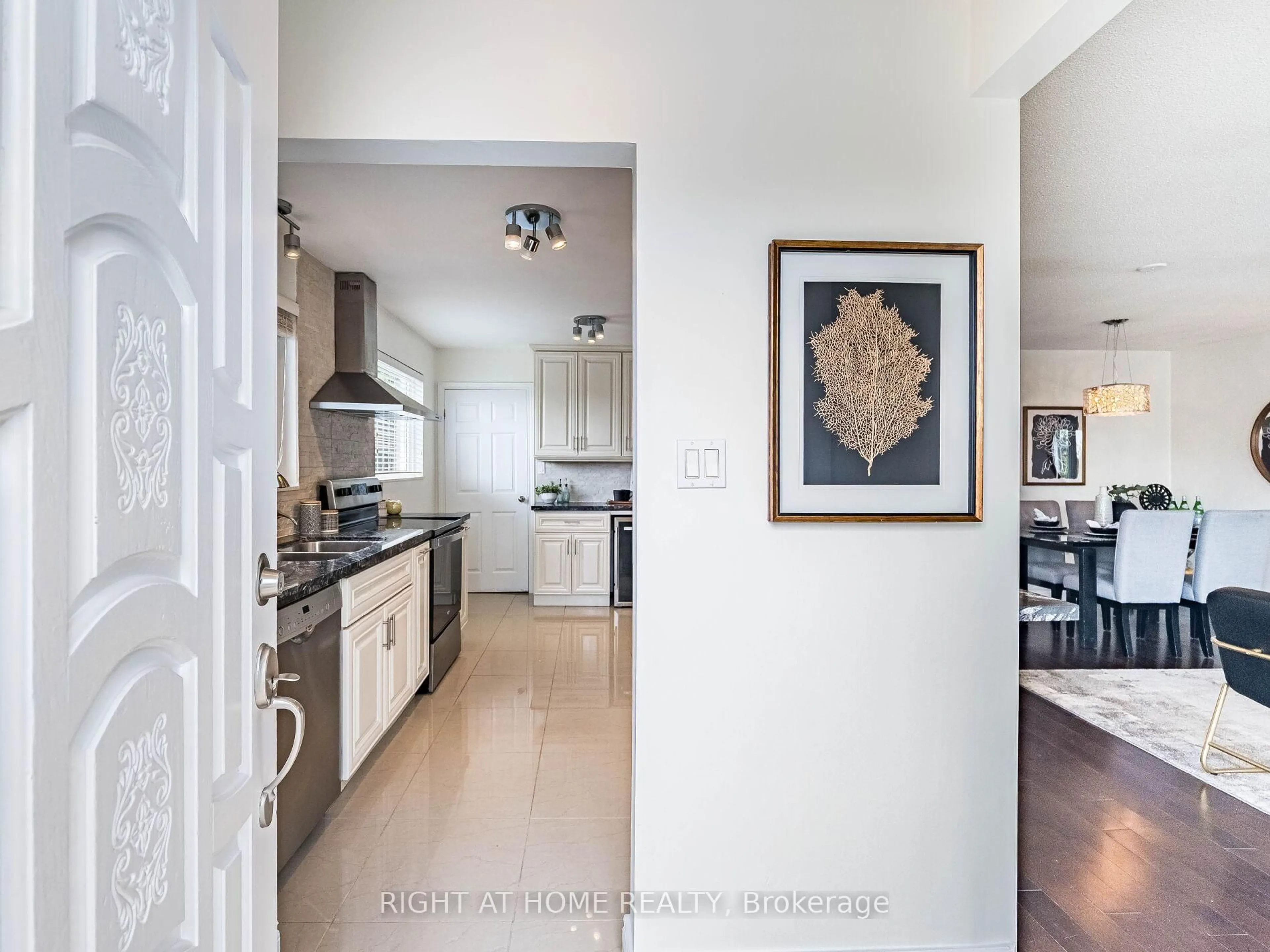 Contemporary kitchen, unknown for 118 Bonham Blvd, Mississauga Ontario L5M 1C7