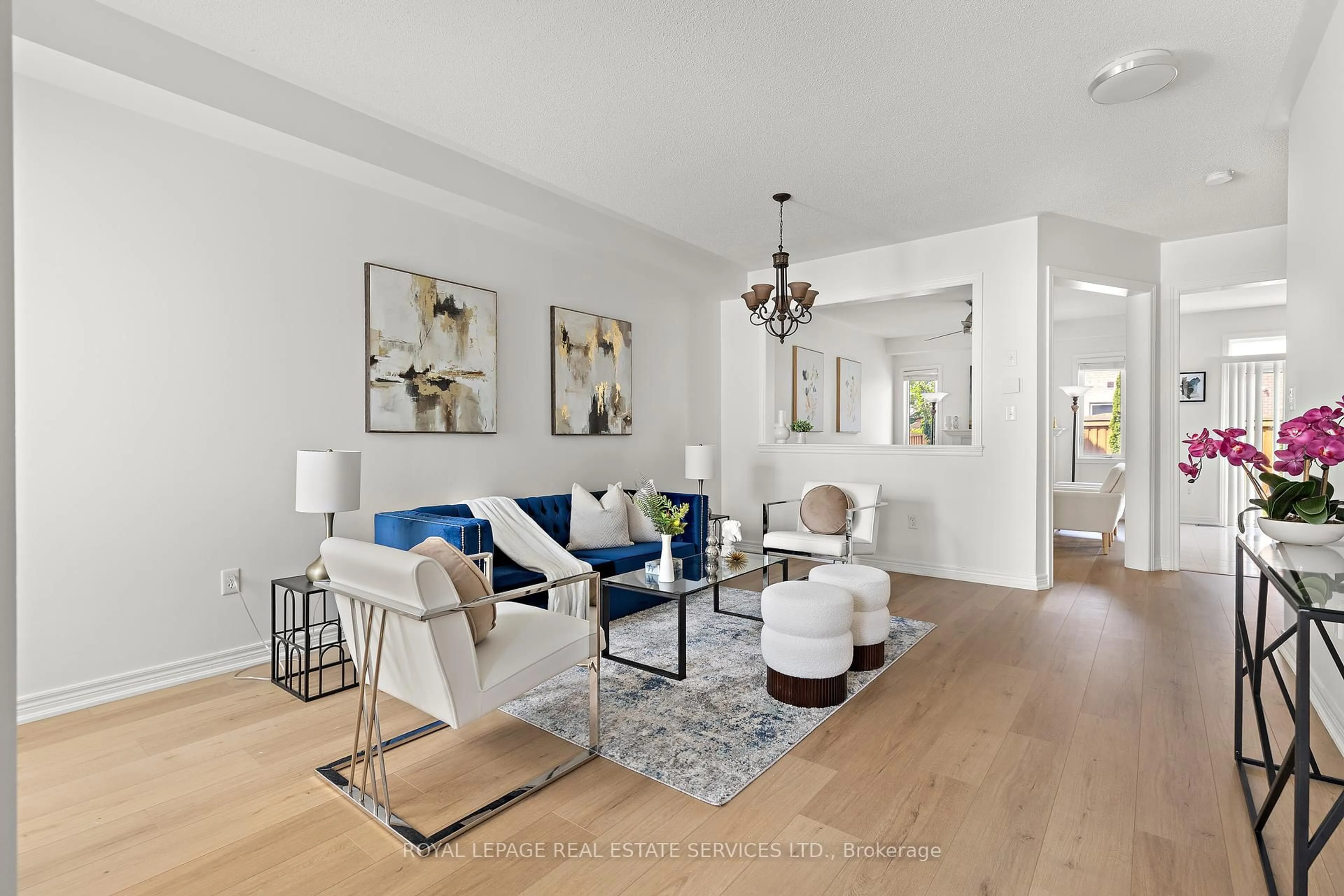 Living room with furniture, unknown for 472 Grant Way, Milton Ontario L9T 0S8