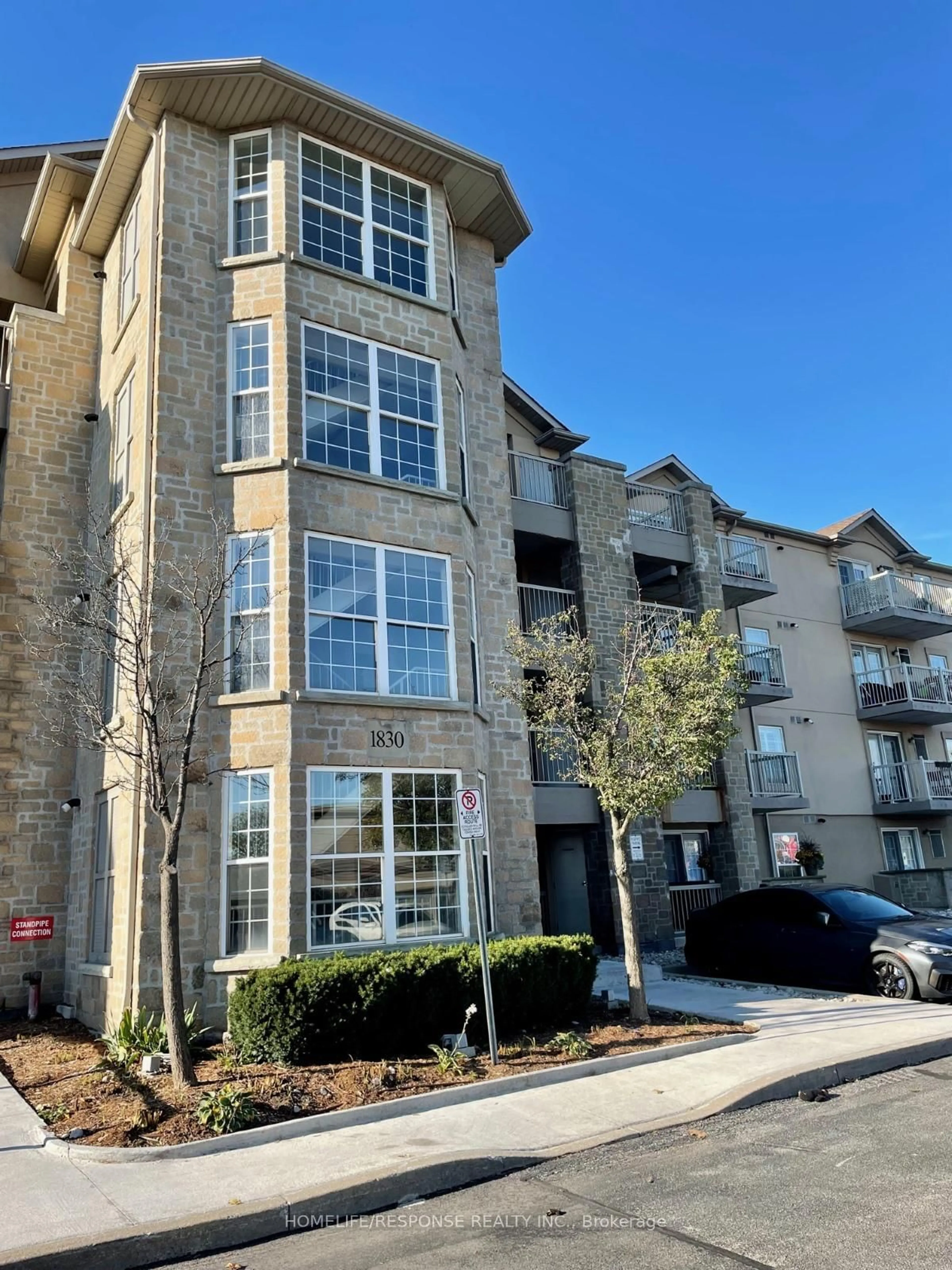 A pic from outside/outdoor area/front of a property/back of a property/a pic from drone, building for 1830 WALKER'S Line #403, Burlington Ontario L7M 4V5