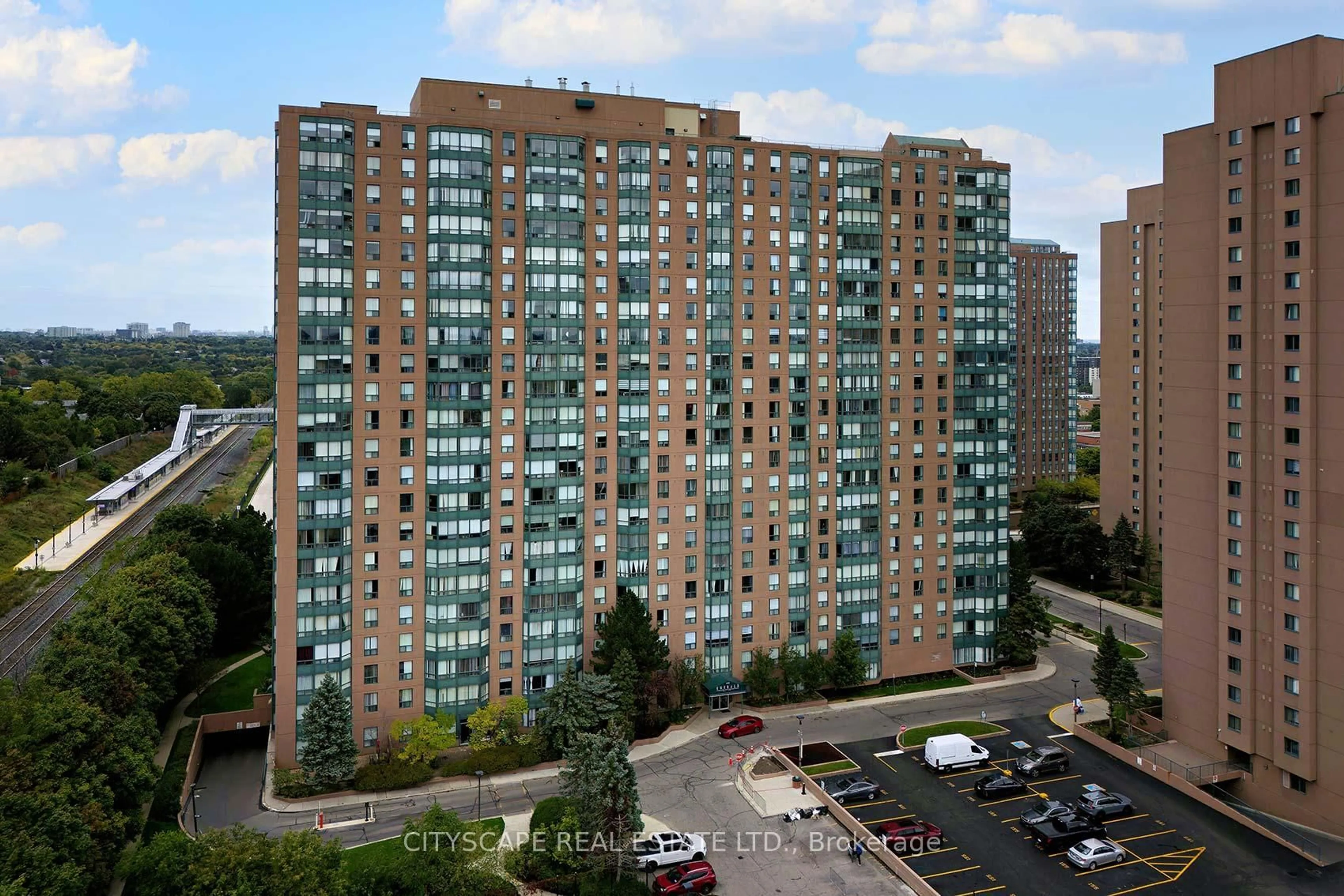 A pic from outside/outdoor area/front of a property/back of a property/a pic from drone, city buildings view from balcony for 135 Hillcrest Ave #1806, Mississauga Ontario L5B 4B1