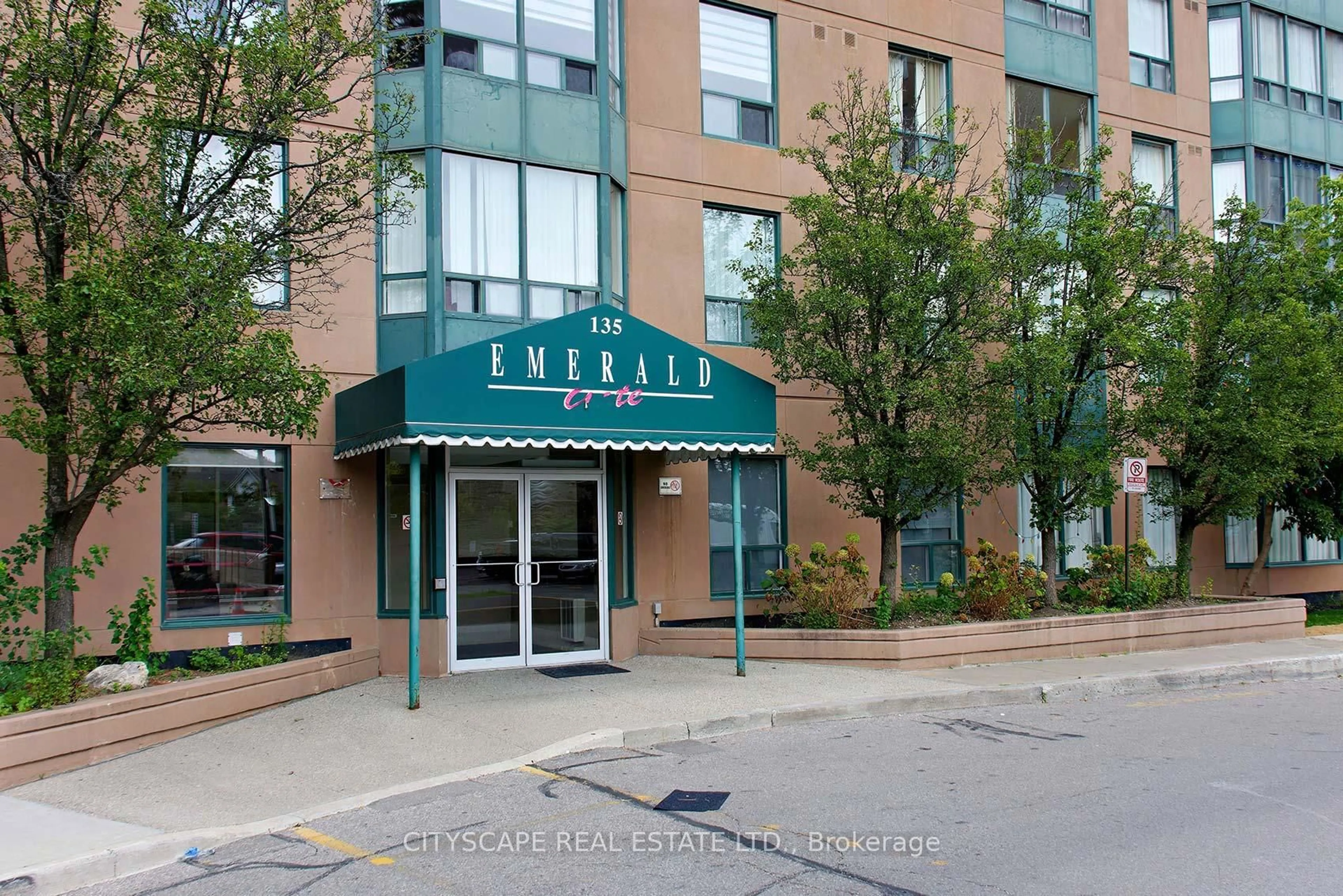 Indoor foyer for 135 Hillcrest Ave #1806, Mississauga Ontario L5B 4B1