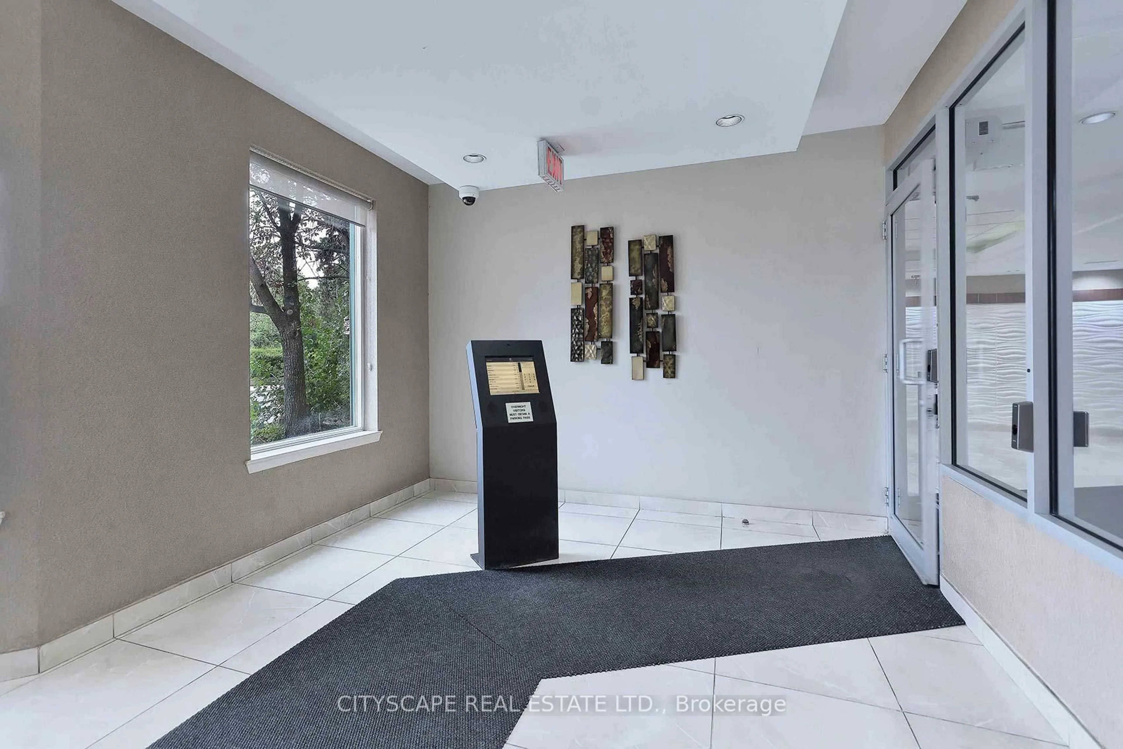 Indoor foyer for 135 Hillcrest Ave #1806, Mississauga Ontario L5B 4B1
