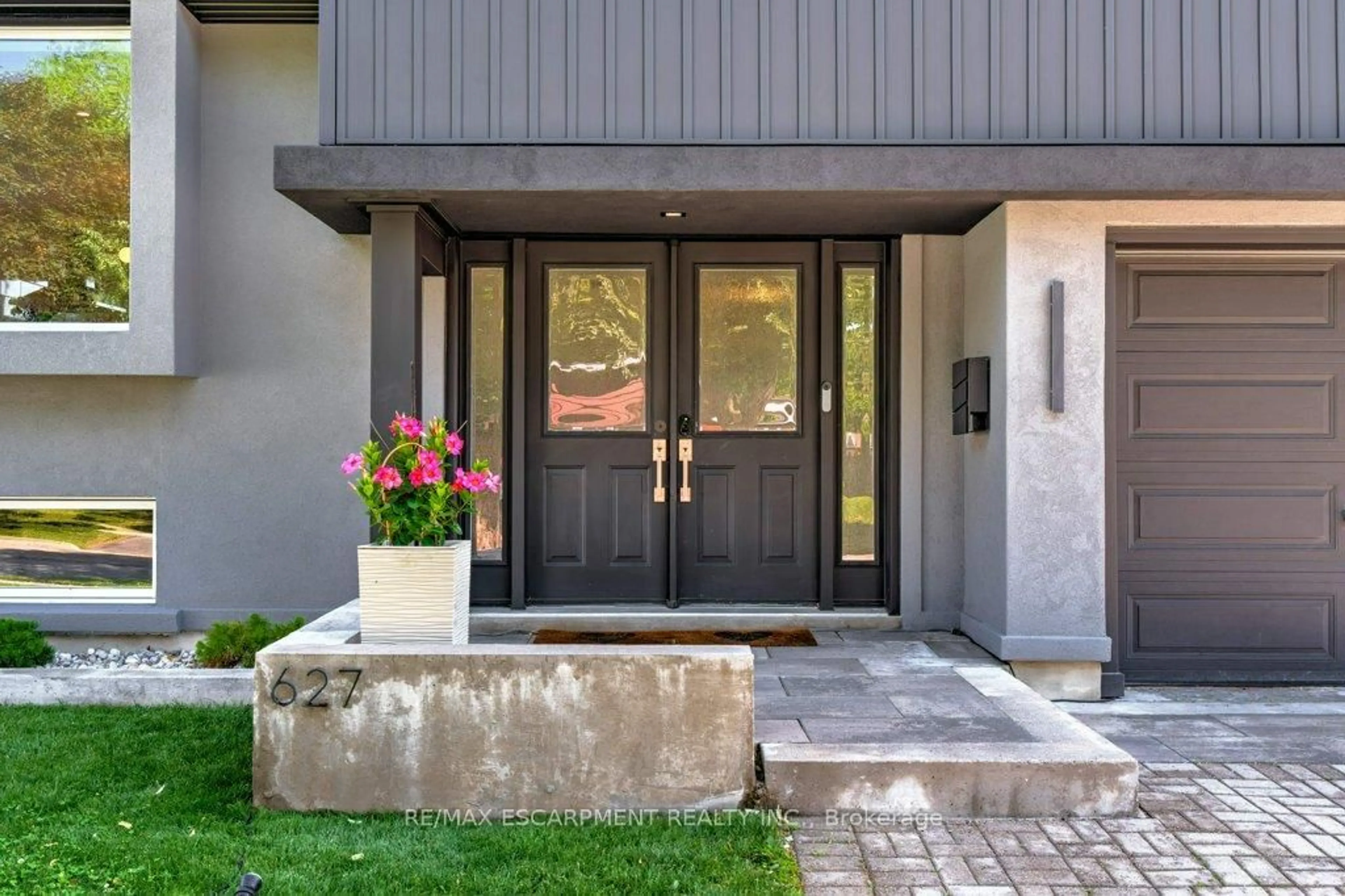 Indoor entryway for 627 Mullin Way, Burlington Ontario L7L 4J6