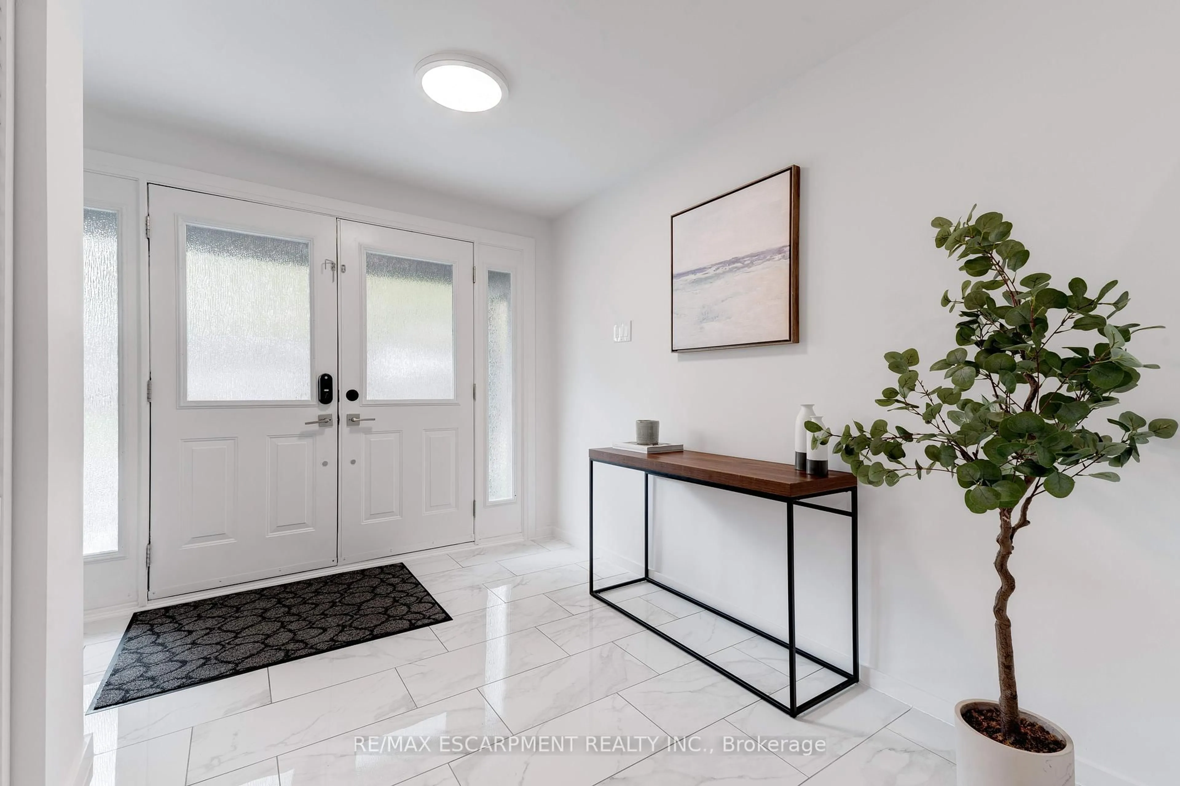 Indoor entryway for 627 Mullin Way, Burlington Ontario L7L 4J6