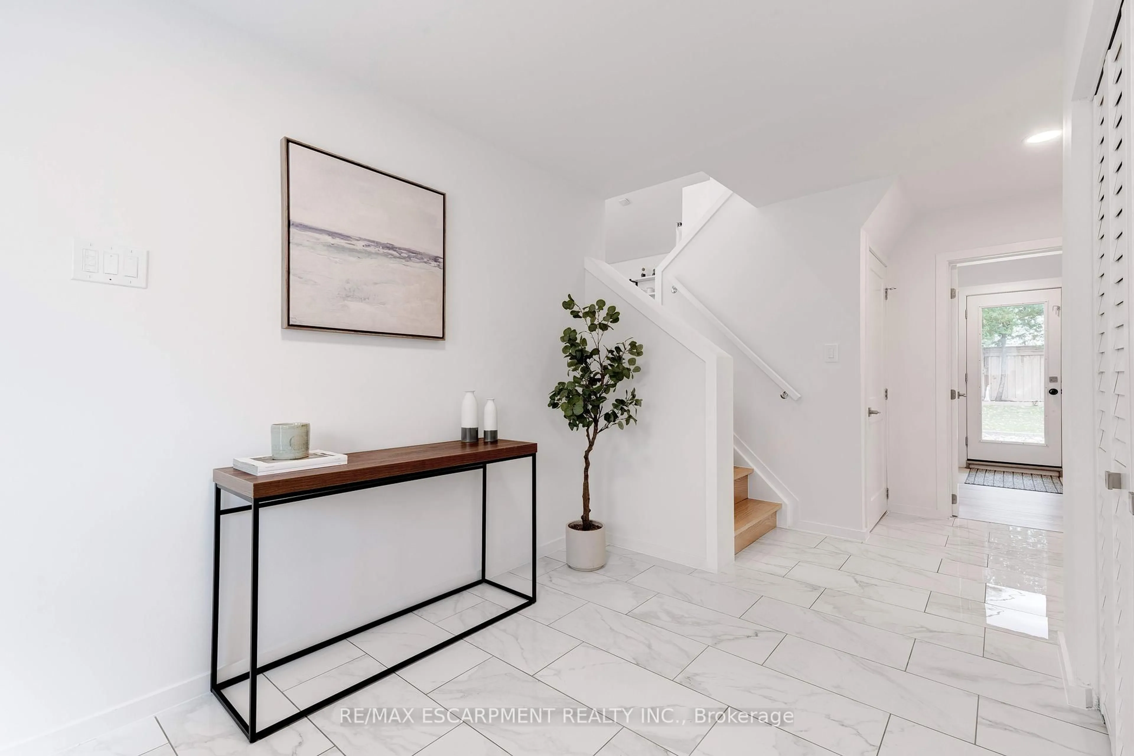 Indoor entryway for 627 Mullin Way, Burlington Ontario L7L 4J6
