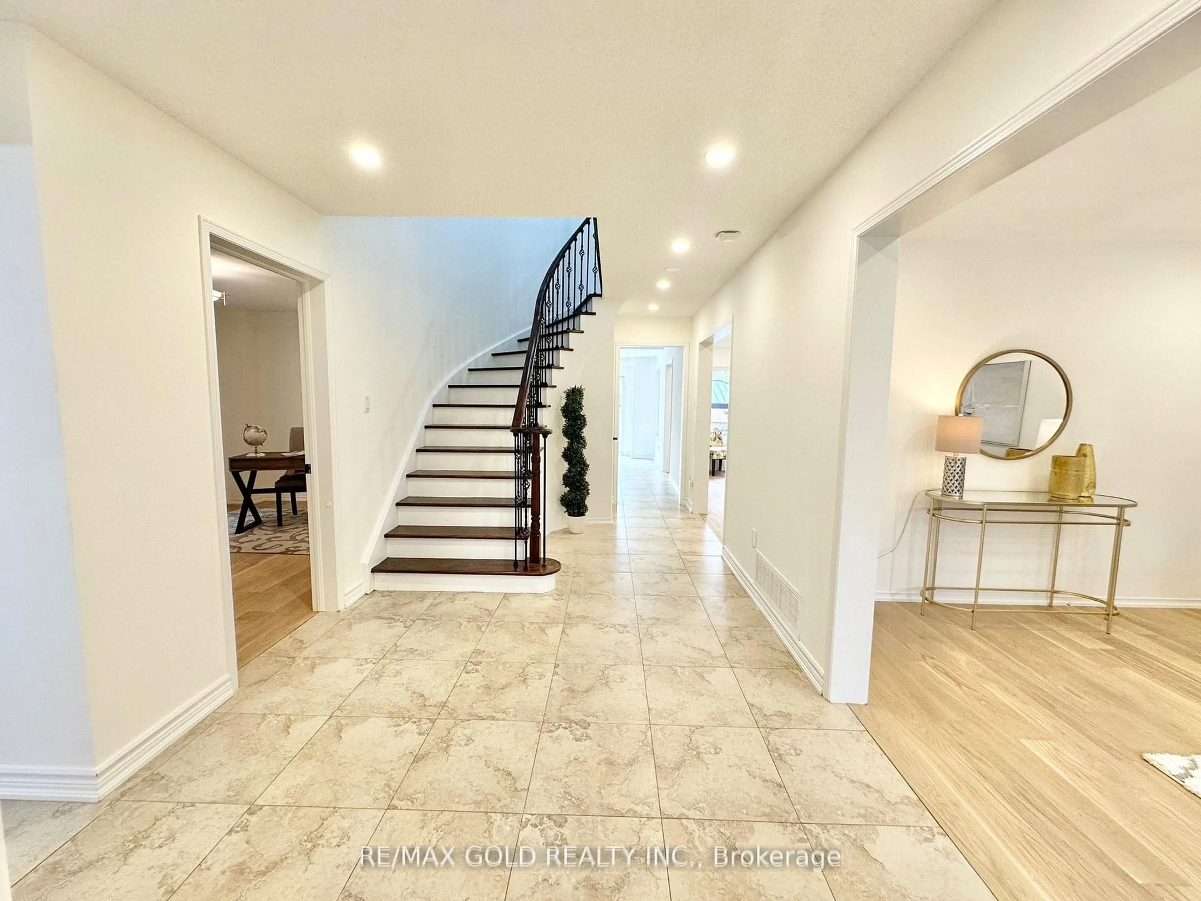 Indoor foyer for 6296 Culmore Cres, Mississauga Ontario L5V 1H9