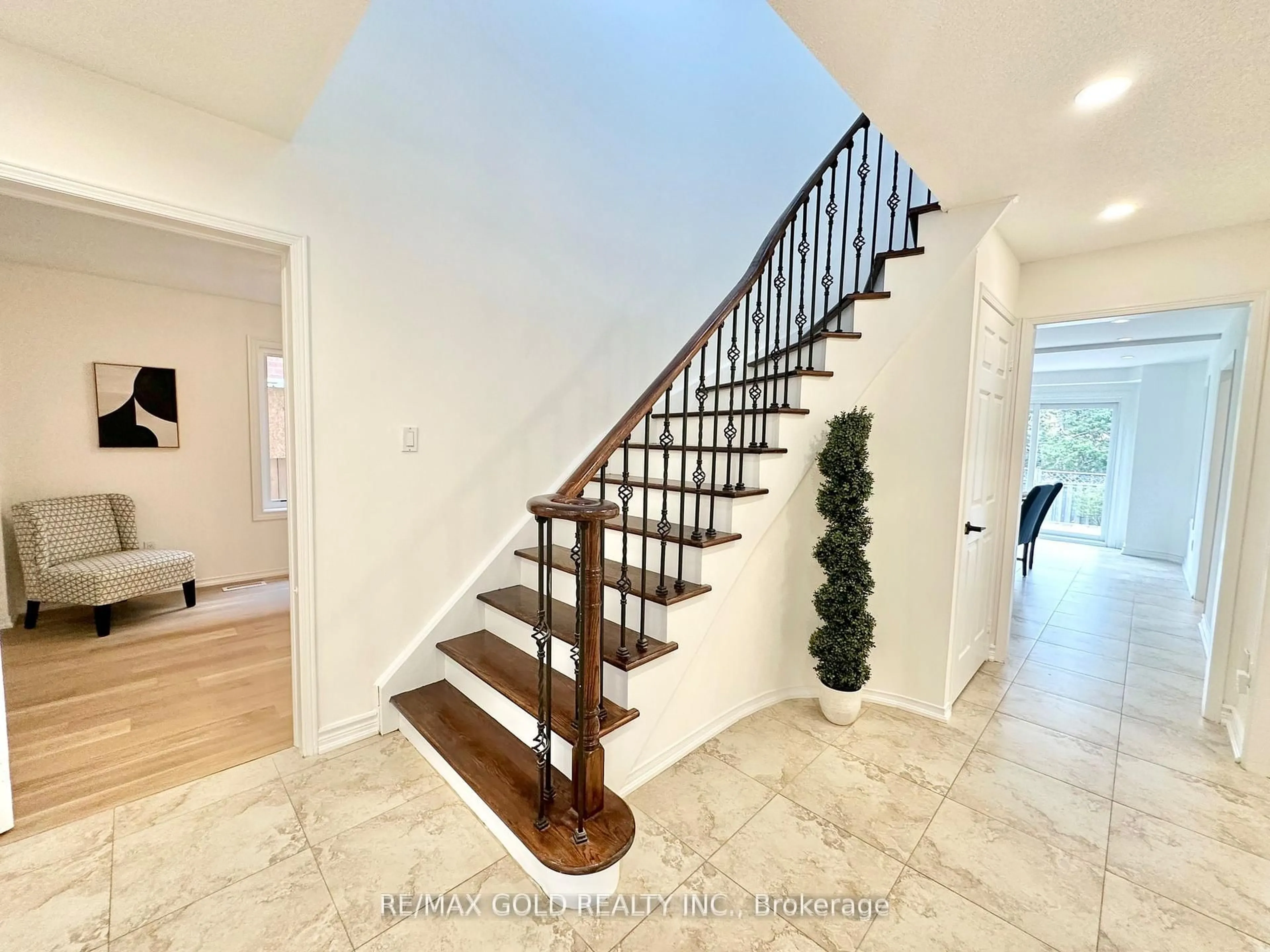 Indoor entryway for 6296 Culmore Cres, Mississauga Ontario L5V 1H9