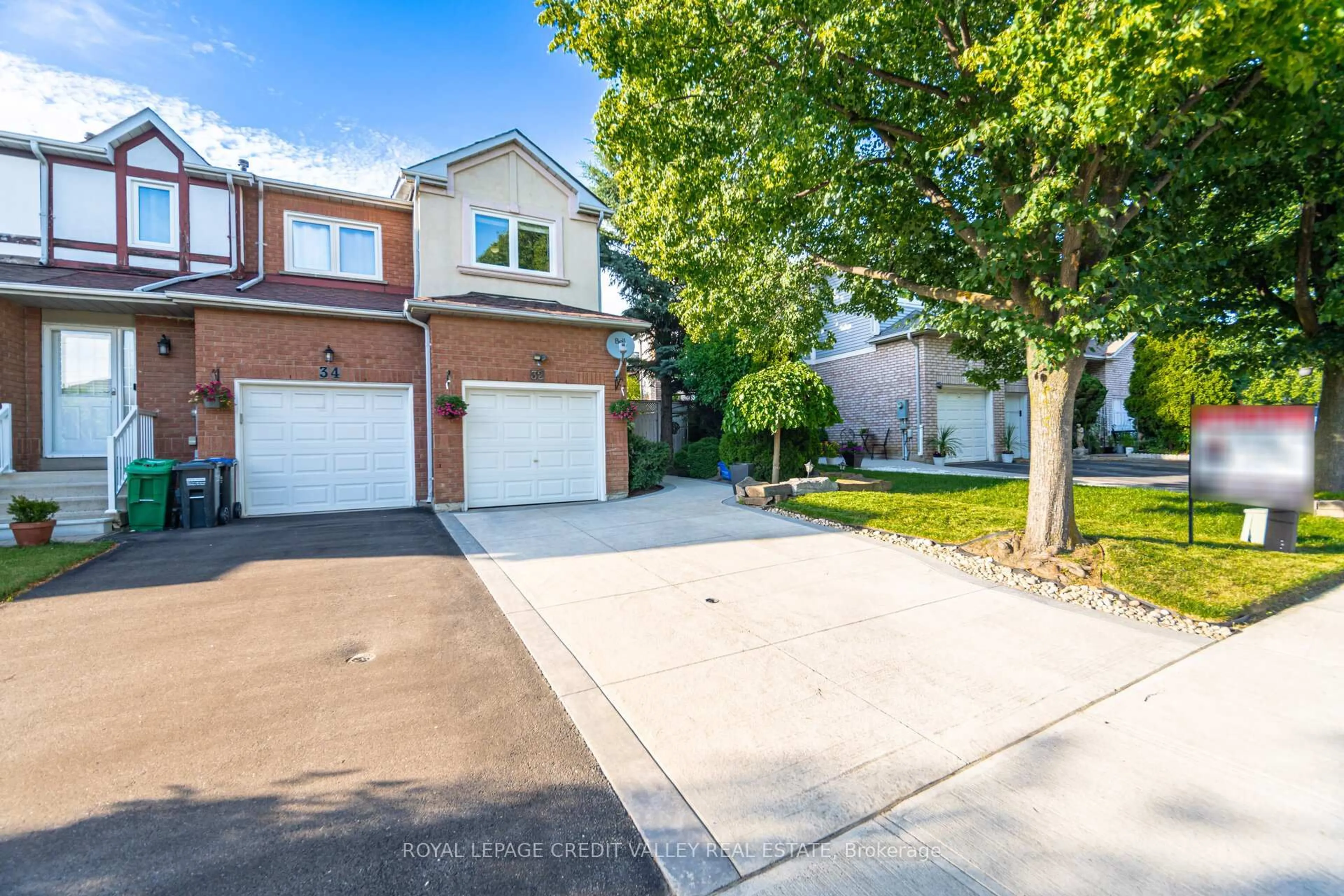 A pic from outside/outdoor area/front of a property/back of a property/a pic from drone, street for 32 Millstone Dr, Brampton Ontario L6Y 4P6