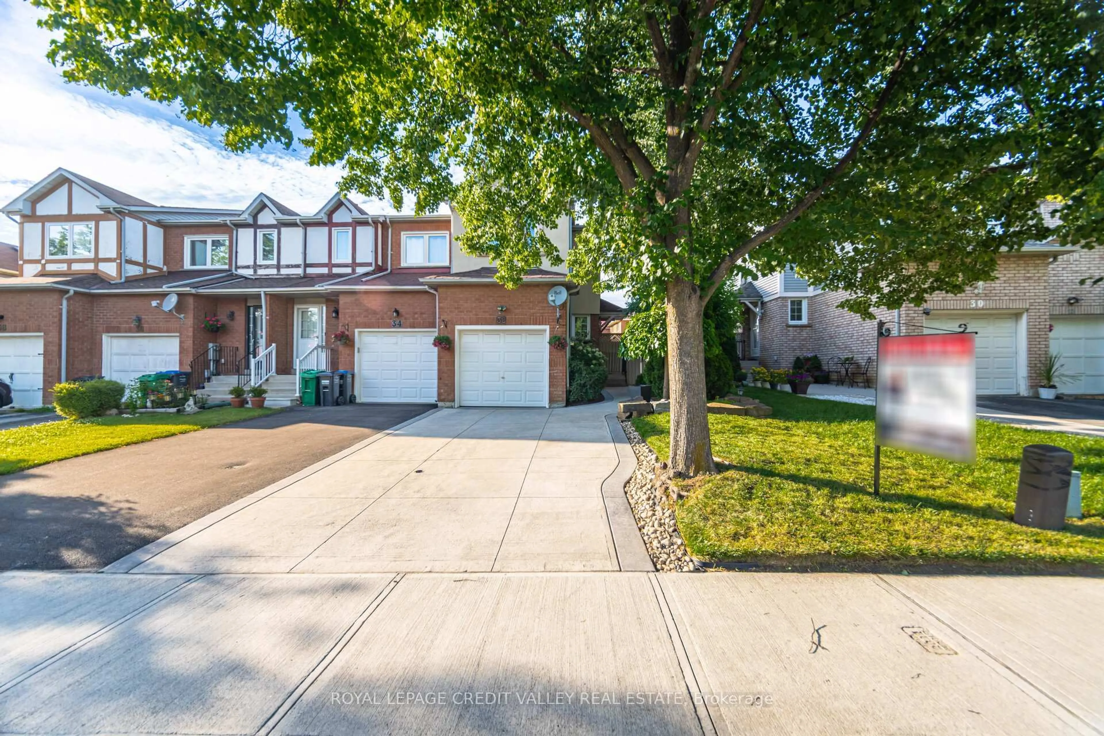 A pic from outside/outdoor area/front of a property/back of a property/a pic from drone, street for 32 Millstone Dr, Brampton Ontario L6Y 4P6