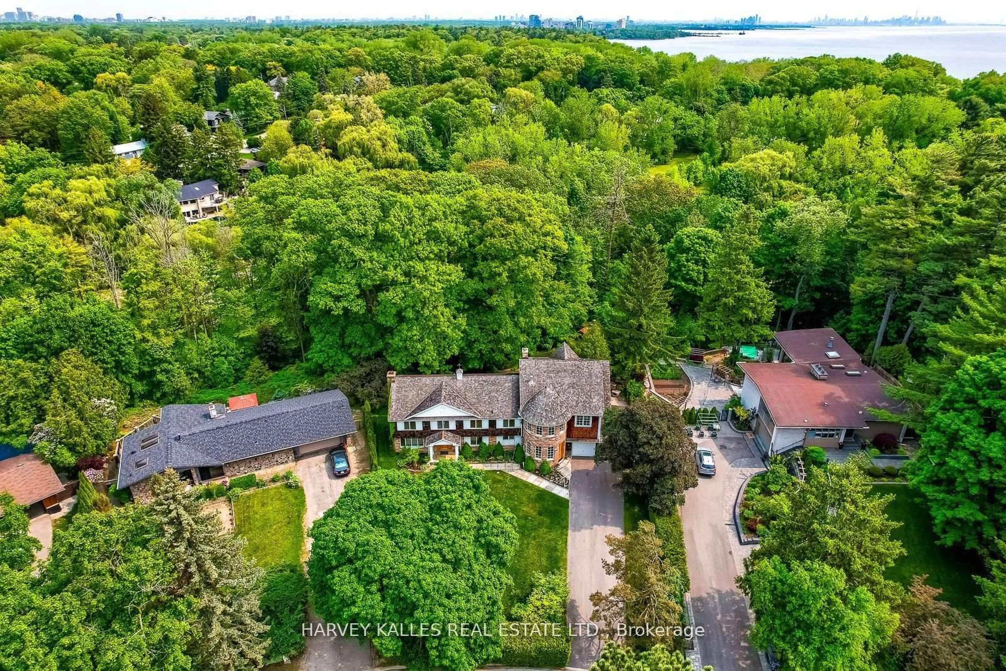 A pic from outside/outdoor area/front of a property/back of a property/a pic from drone, water/lake/river/ocean view for 785 Glenleven Cres, Mississauga Ontario L5H 1A9