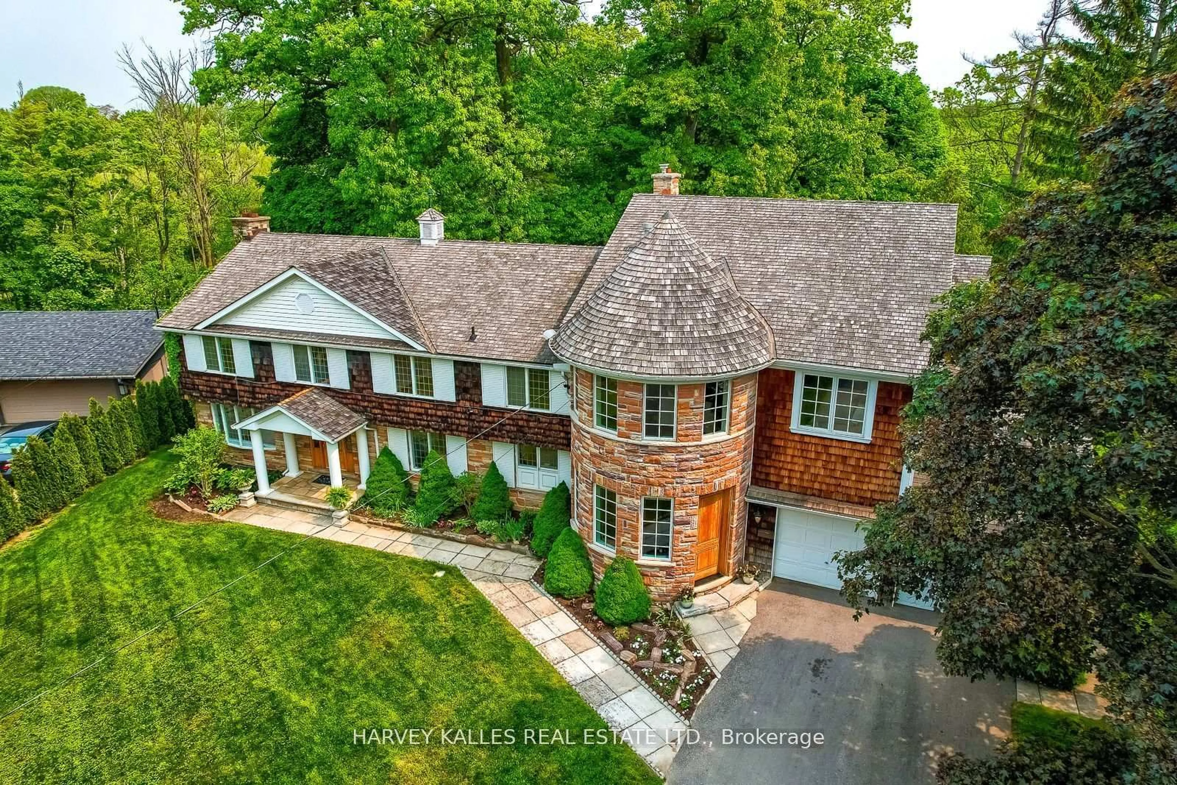A pic from outside/outdoor area/front of a property/back of a property/a pic from drone, street for 785 Glenleven Cres, Mississauga Ontario L5H 1A9
