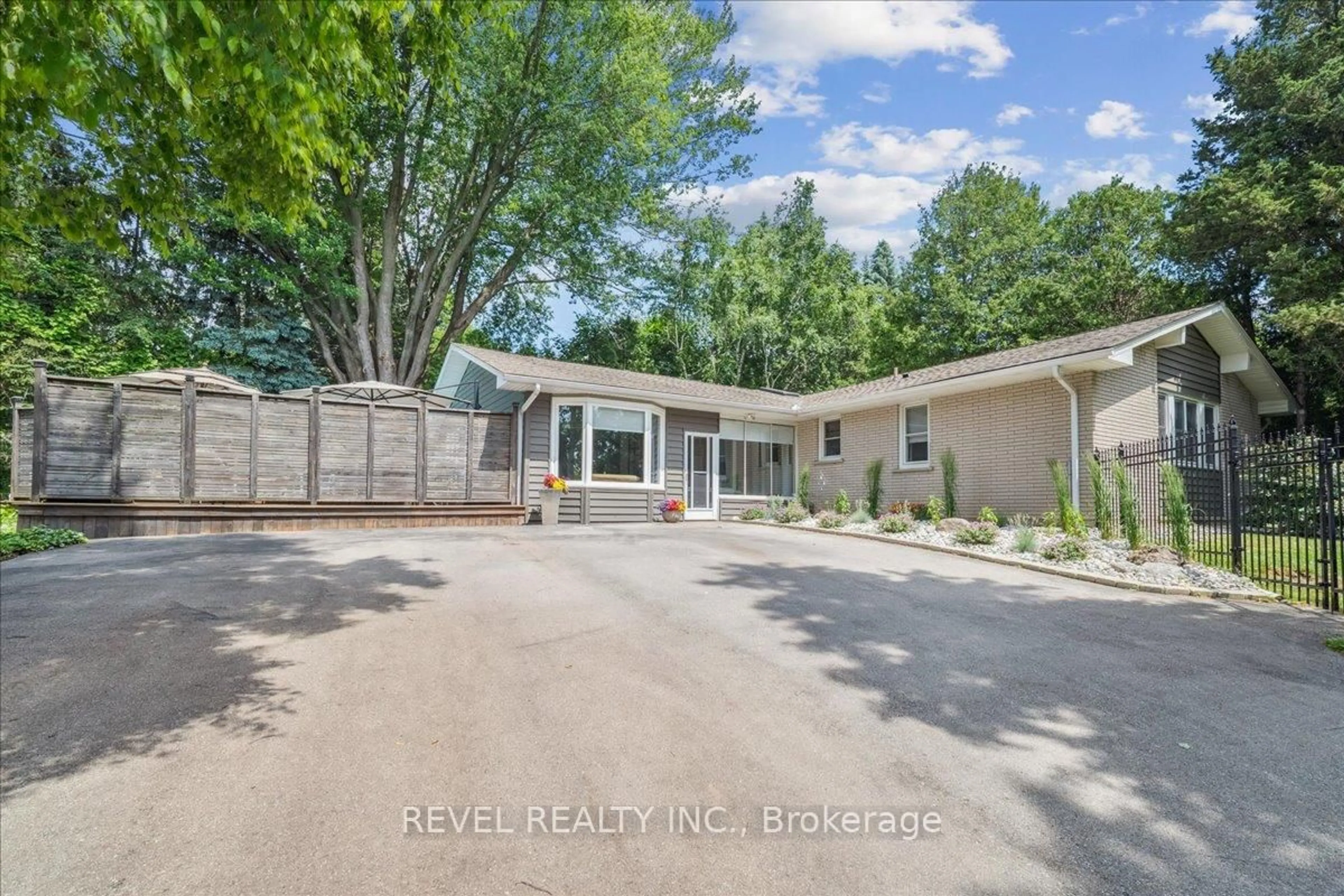 Unknown for 15 Ireson Rd, Burlington Ontario L7R 3X5