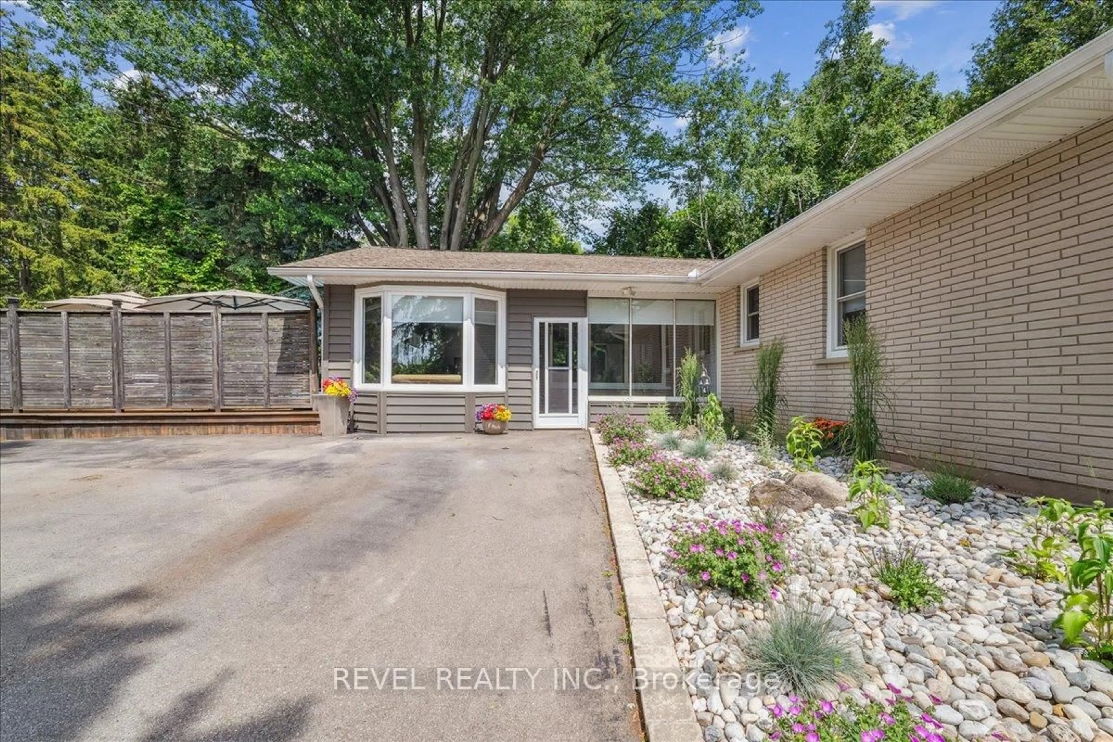 Home with brick exterior material, unknown for 15 Ireson Rd, Burlington Ontario L7R 3X5