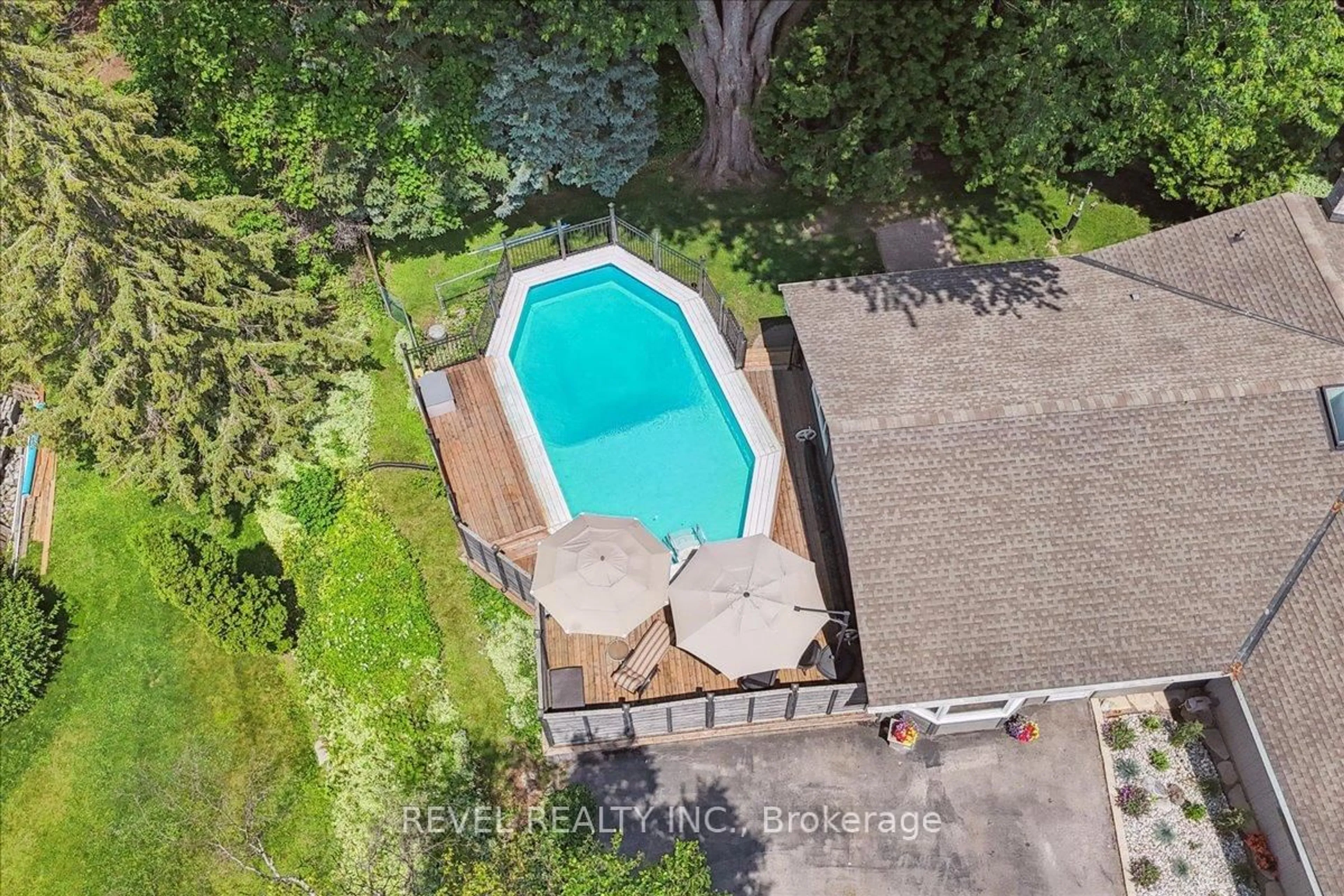 A pic from outside/outdoor area/front of a property/back of a property/a pic from drone, water/lake/river/ocean view for 15 Ireson Rd, Burlington Ontario L7R 3X5
