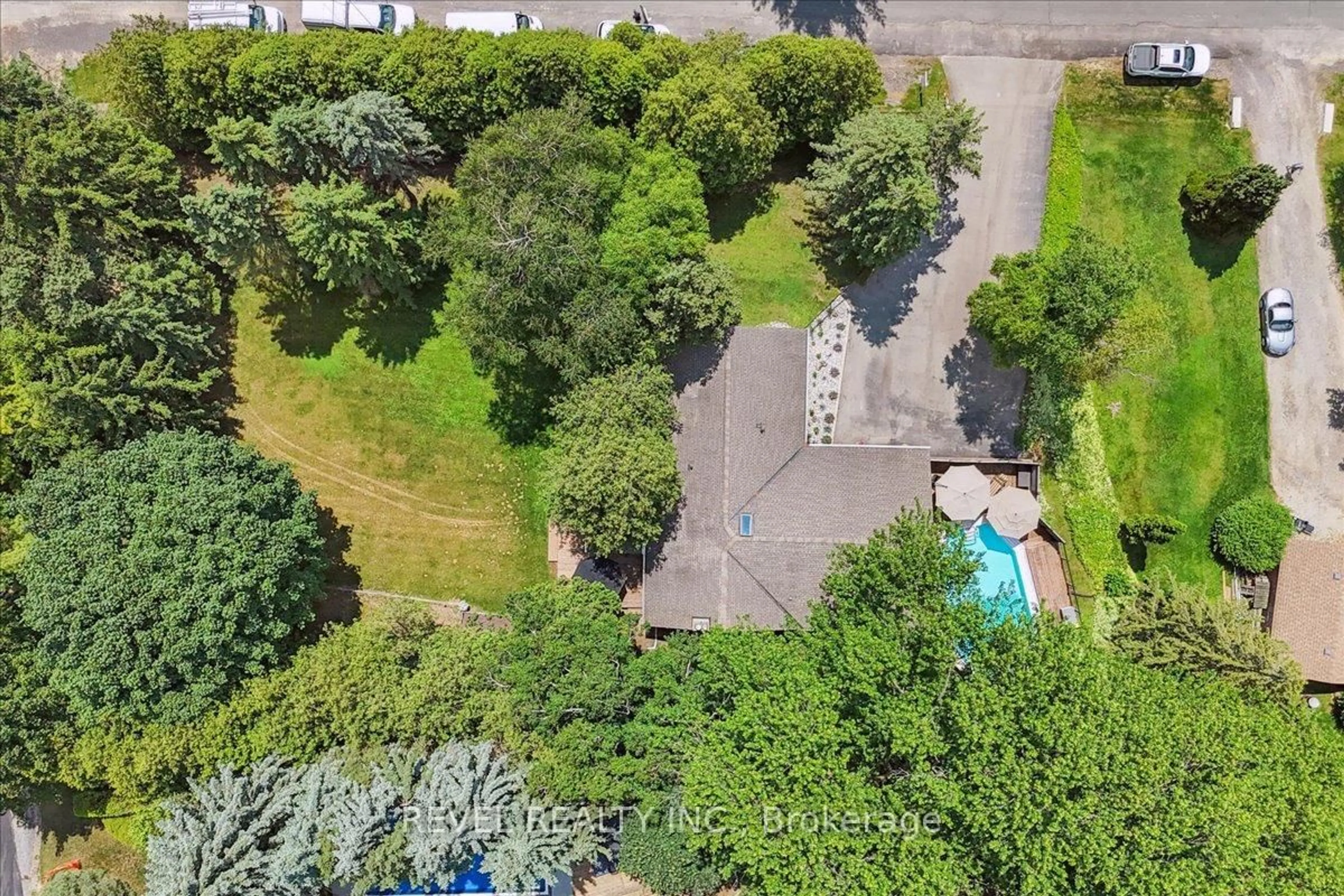 A pic from outside/outdoor area/front of a property/back of a property/a pic from drone, unknown for 15 Ireson Rd, Burlington Ontario L7R 3X5