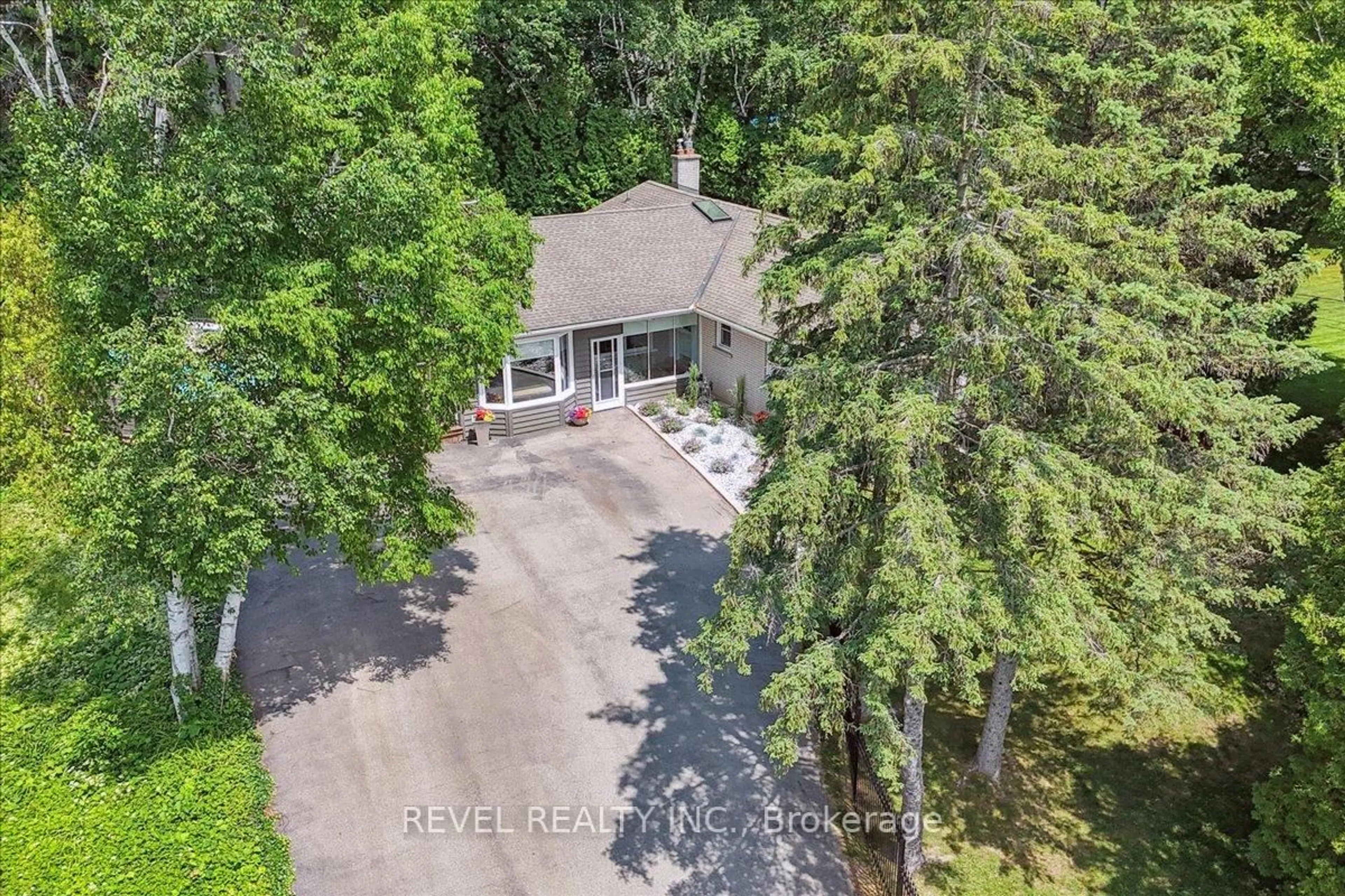 A pic from outside/outdoor area/front of a property/back of a property/a pic from drone, unknown for 15 Ireson Rd, Burlington Ontario L7R 3X5
