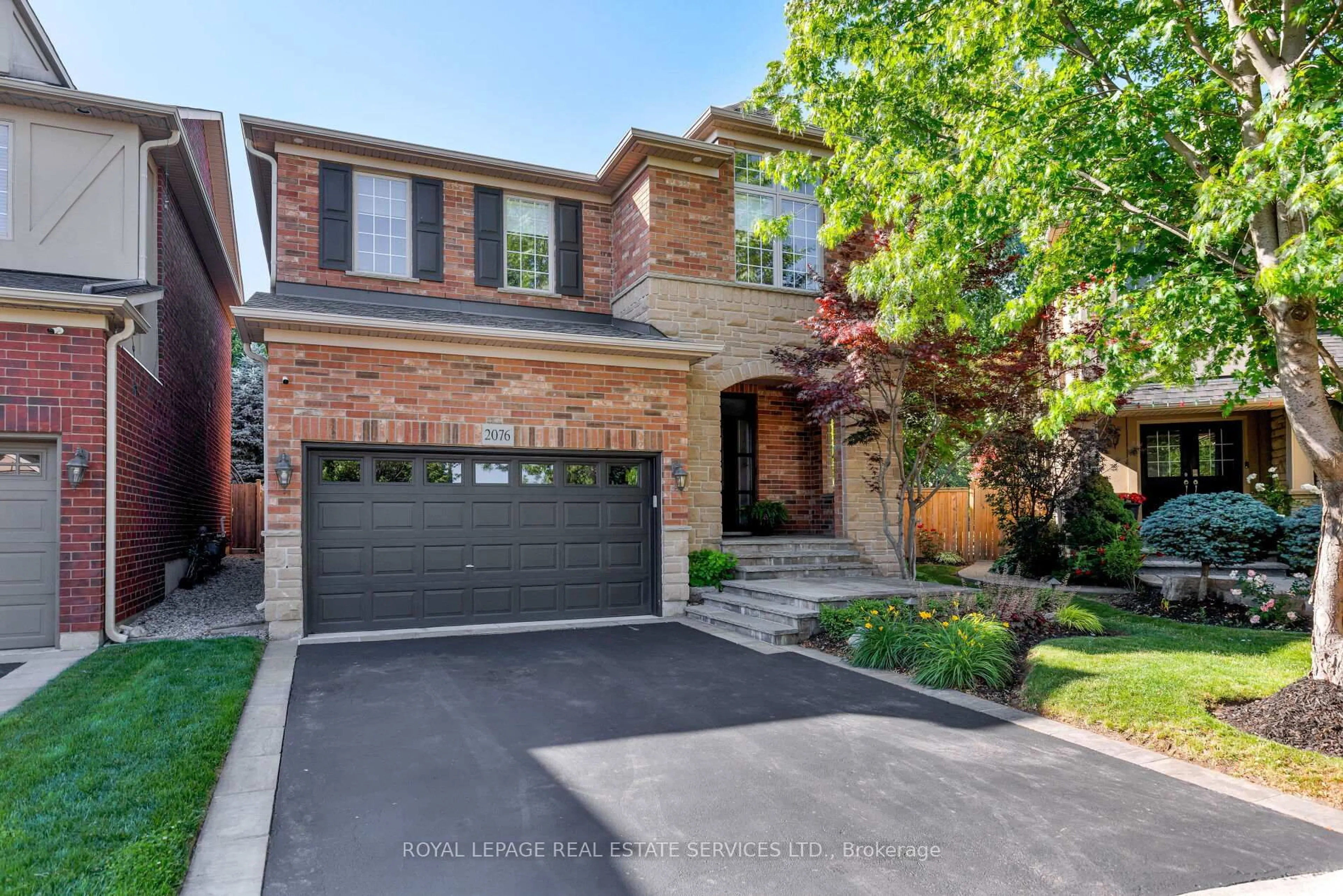 Home with brick exterior material, street for 2076 Rochester Circ, Oakville Ontario L6M 5E2