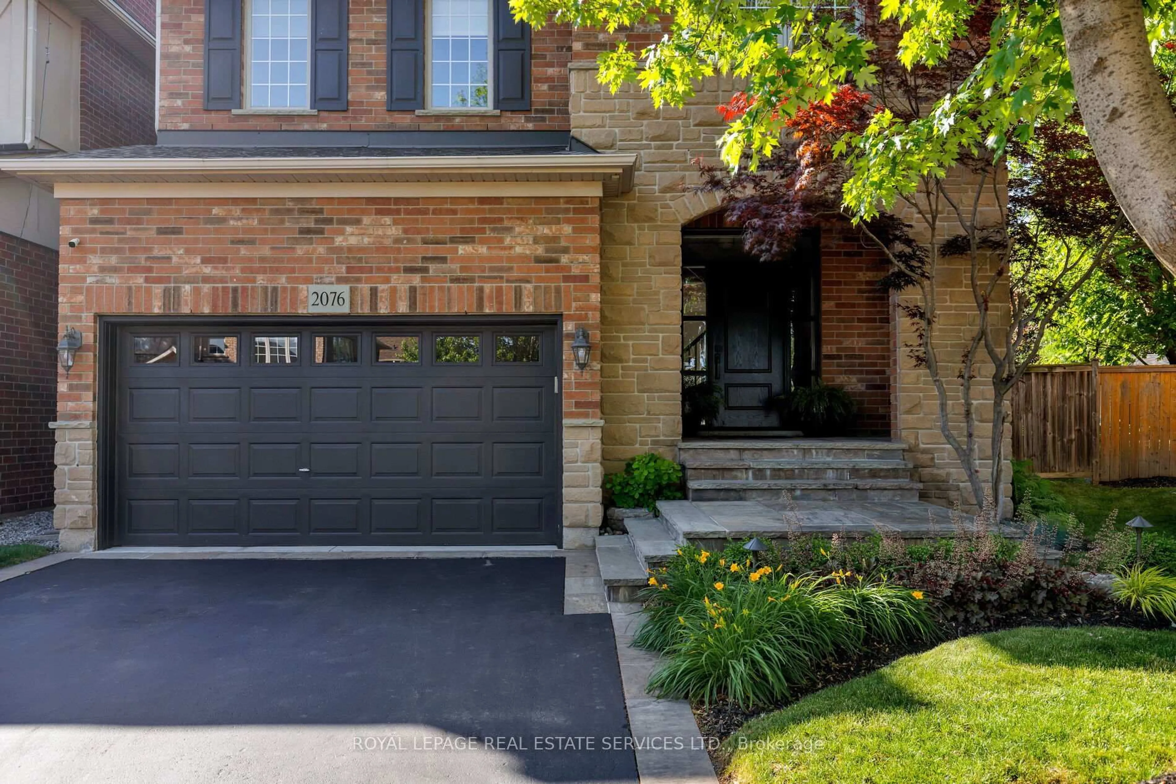 Home with brick exterior material, street for 2076 Rochester Circ, Oakville Ontario L6M 5E2