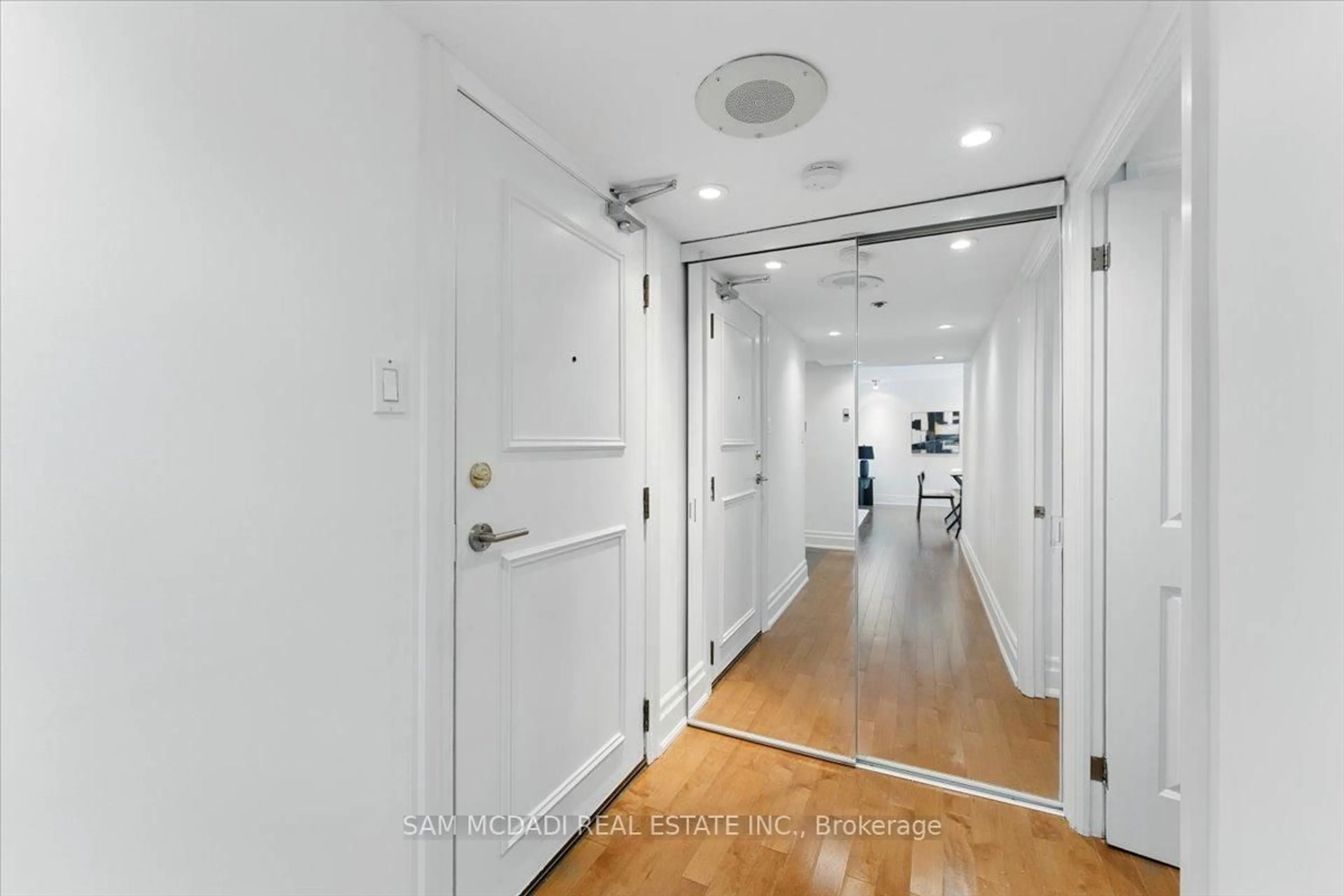 Indoor foyer for 2045 Lake Shore Blvd #1605, Toronto Ontario M8V 2Z6