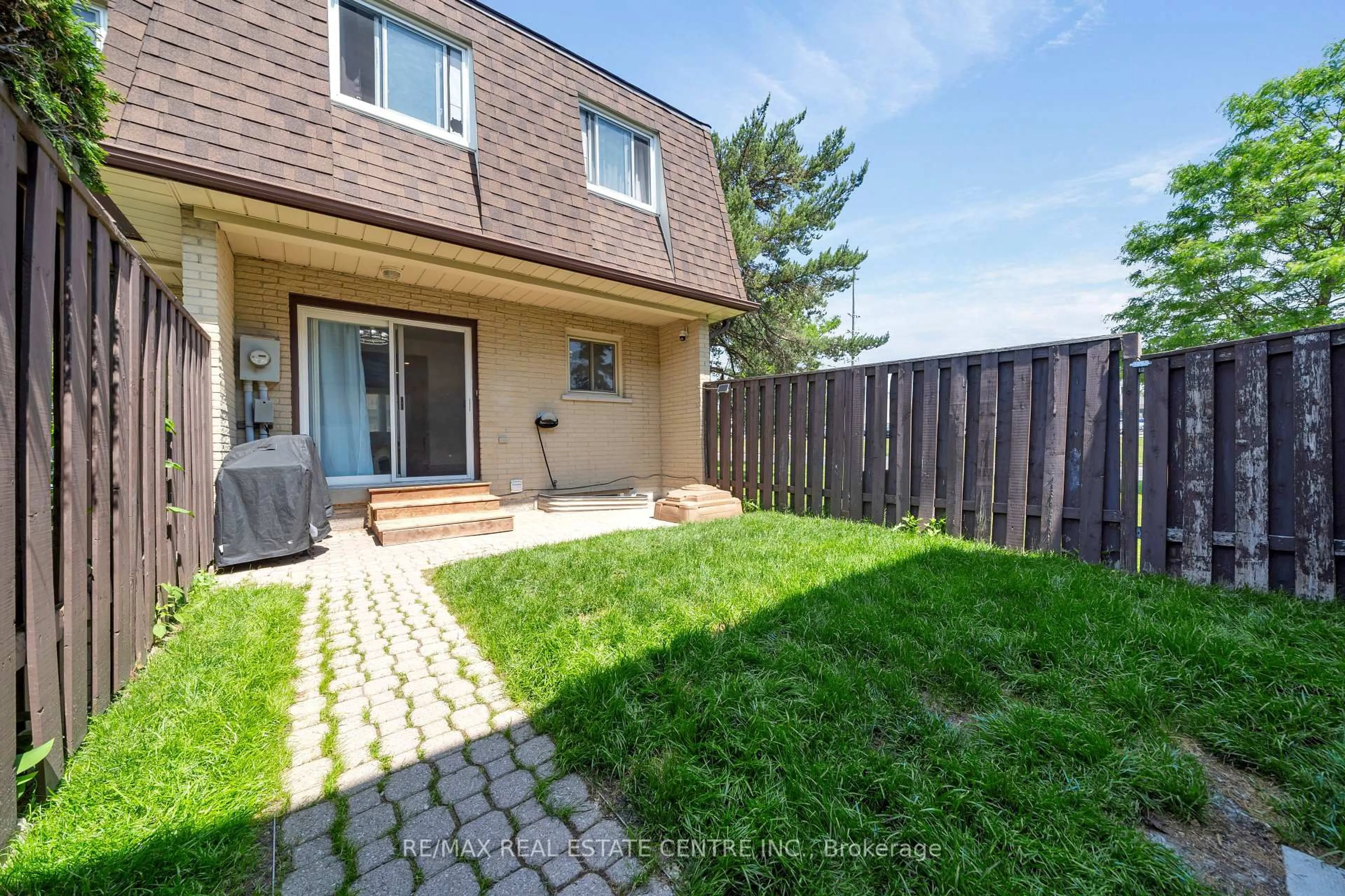 Patio, street for 20 Mountainview Rd #25, Halton Hills Ontario L7G 4K3
