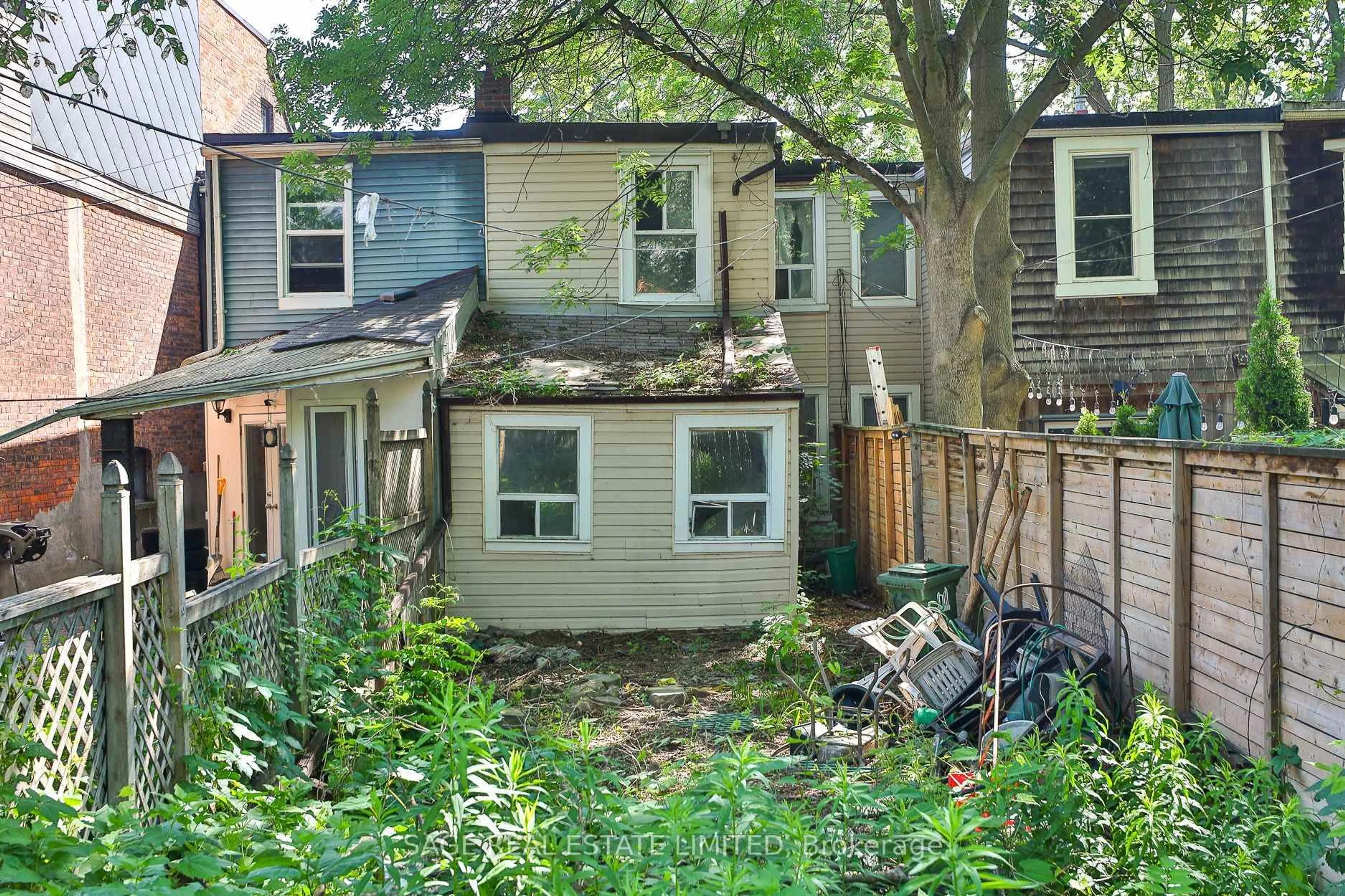 A pic from outside/outdoor area/front of a property/back of a property/a pic from drone, street for 62 Elm Grove Ave, Toronto Ontario M6K 2J3
