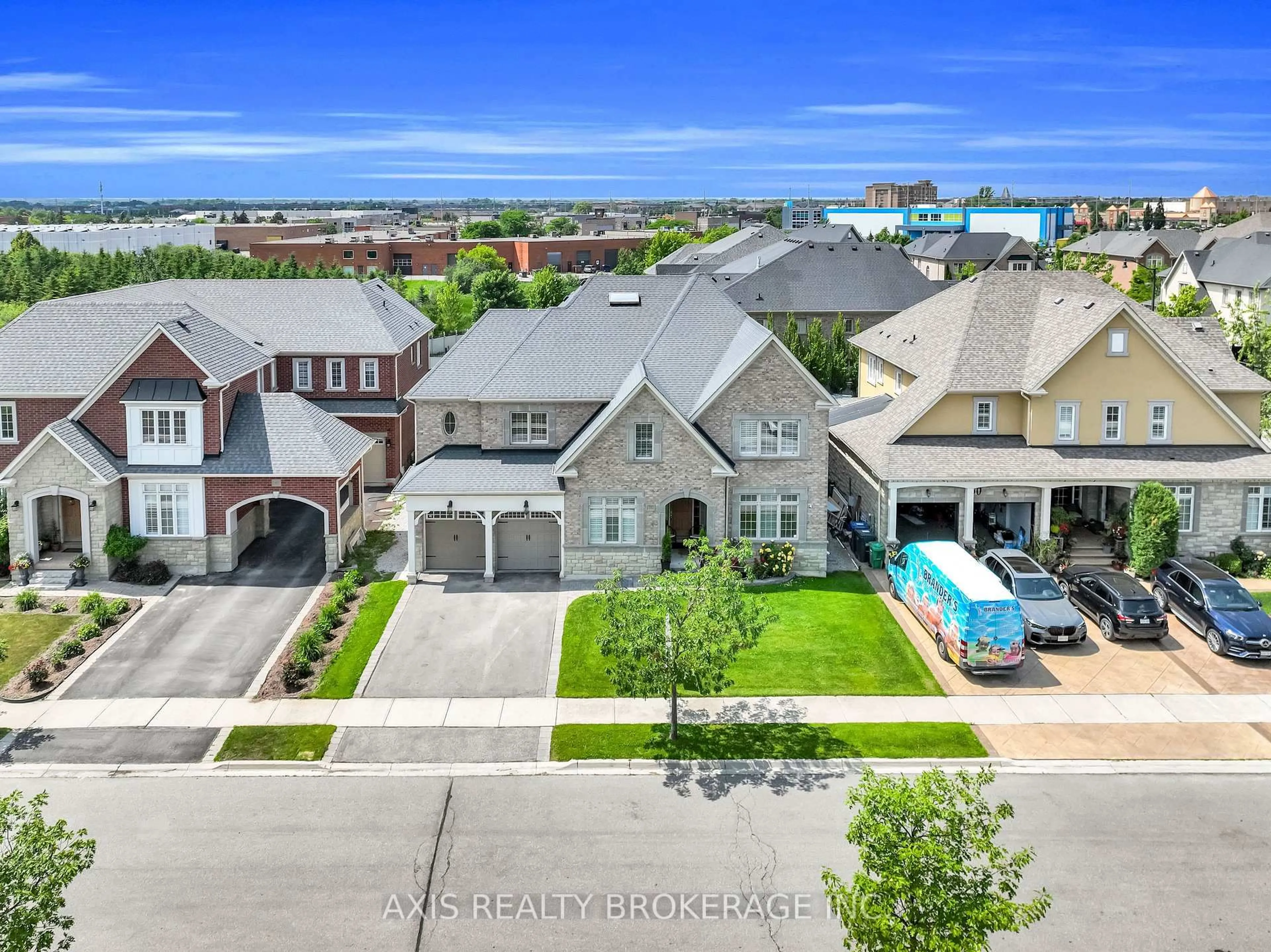 A pic from outside/outdoor area/front of a property/back of a property/a pic from drone, street for 48 Kelways Circ, Brampton Ontario L6T 0G5