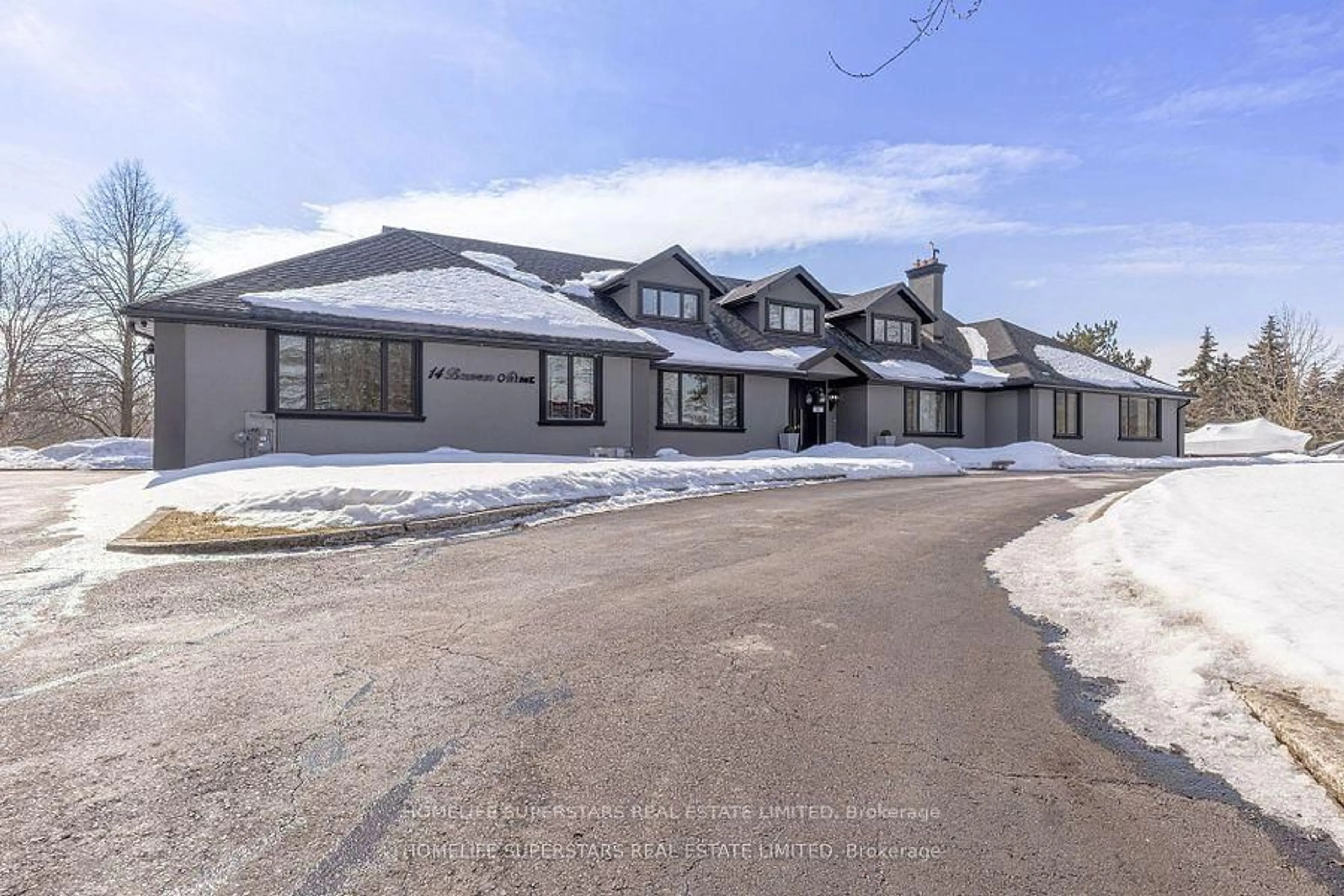 A pic from outside/outdoor area/front of a property/back of a property/a pic from drone, street for 14 Bowman Ave, Brampton Ontario L6P 0X5