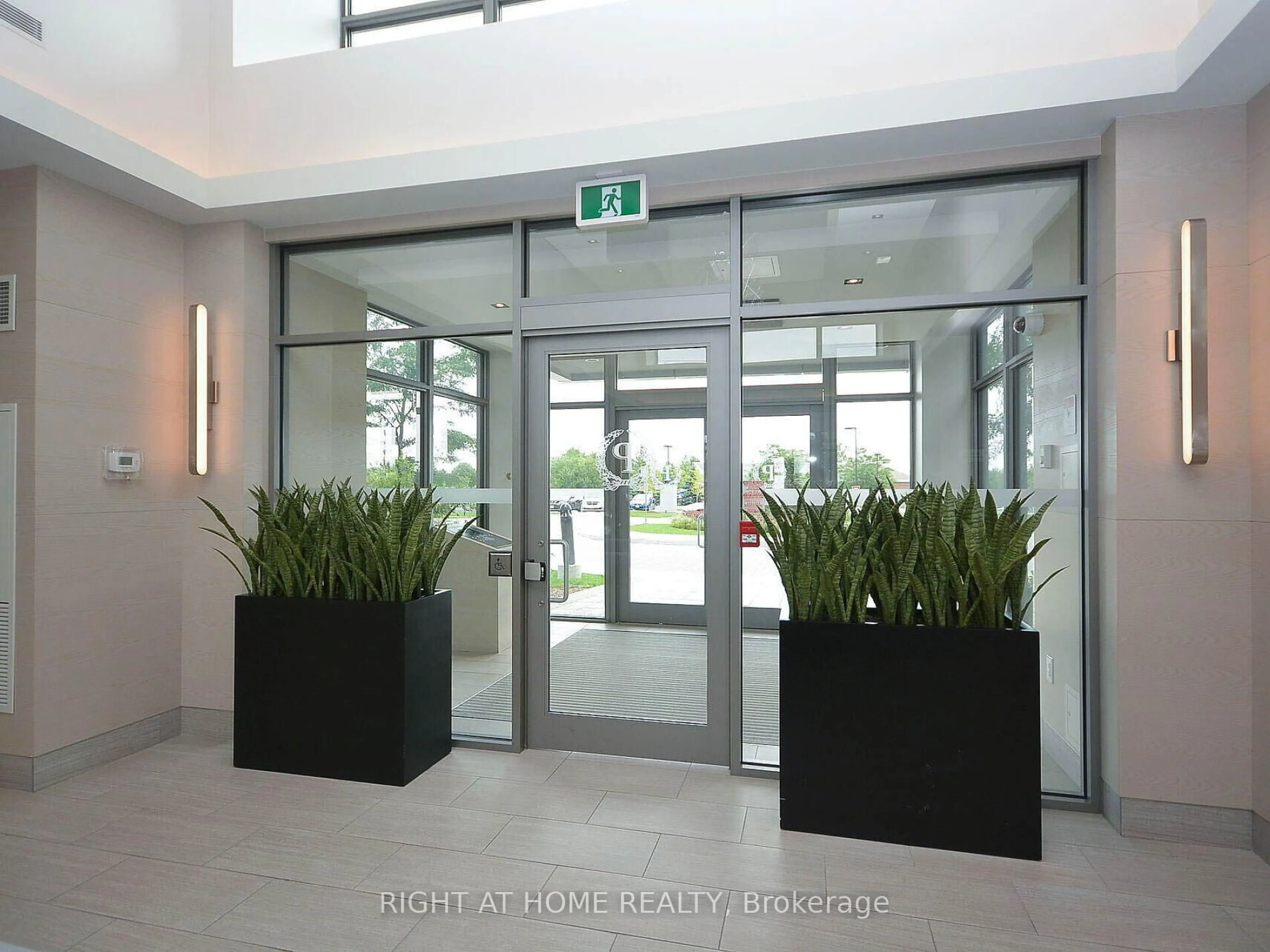 Indoor foyer for 4655 Glen Erin Dr #1508, Mississauga Ontario L5M 0Z1