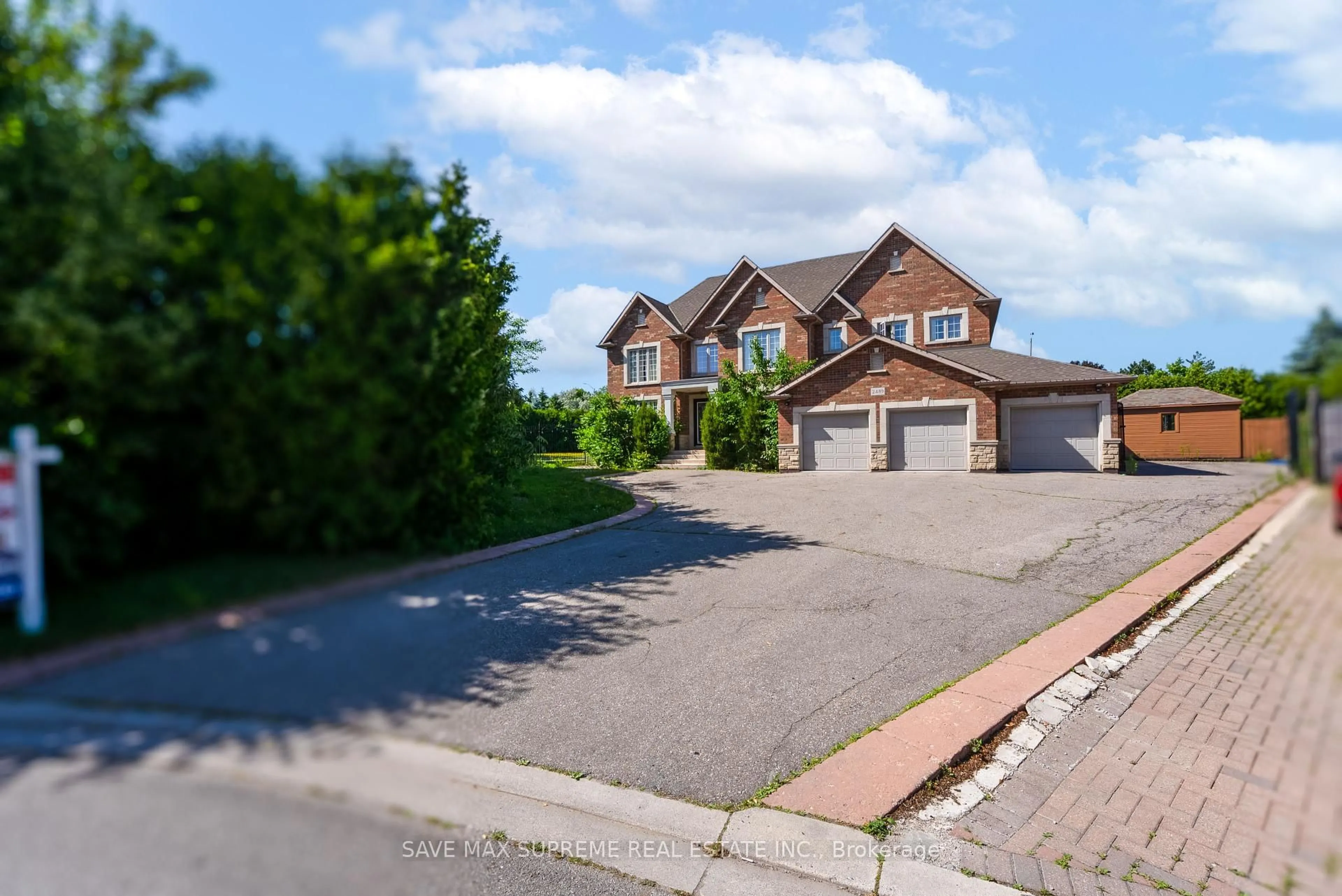 A pic from outside/outdoor area/front of a property/back of a property/a pic from drone, street for 2489 Olinda Crt, Mississauga Ontario L5C 4P5