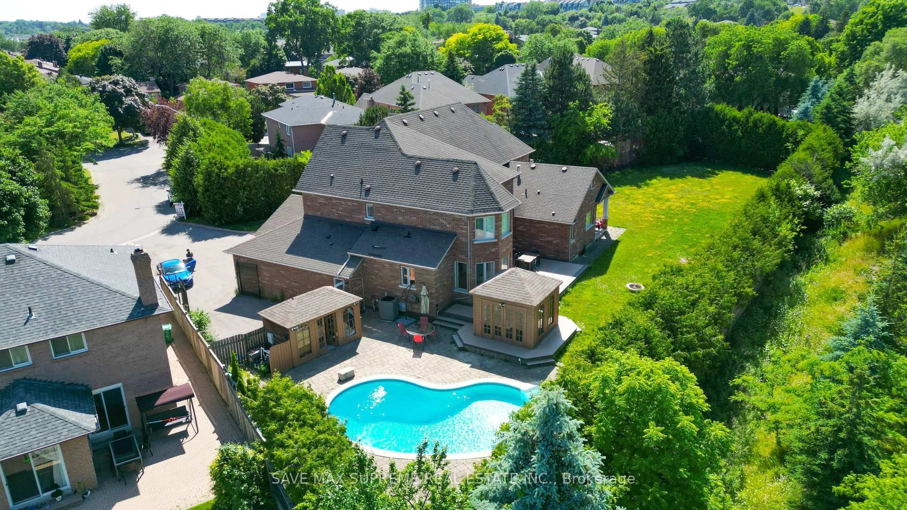 A pic from outside/outdoor area/front of a property/back of a property/a pic from drone, unknown for 2489 Olinda Crt, Mississauga Ontario L5C 4P5
