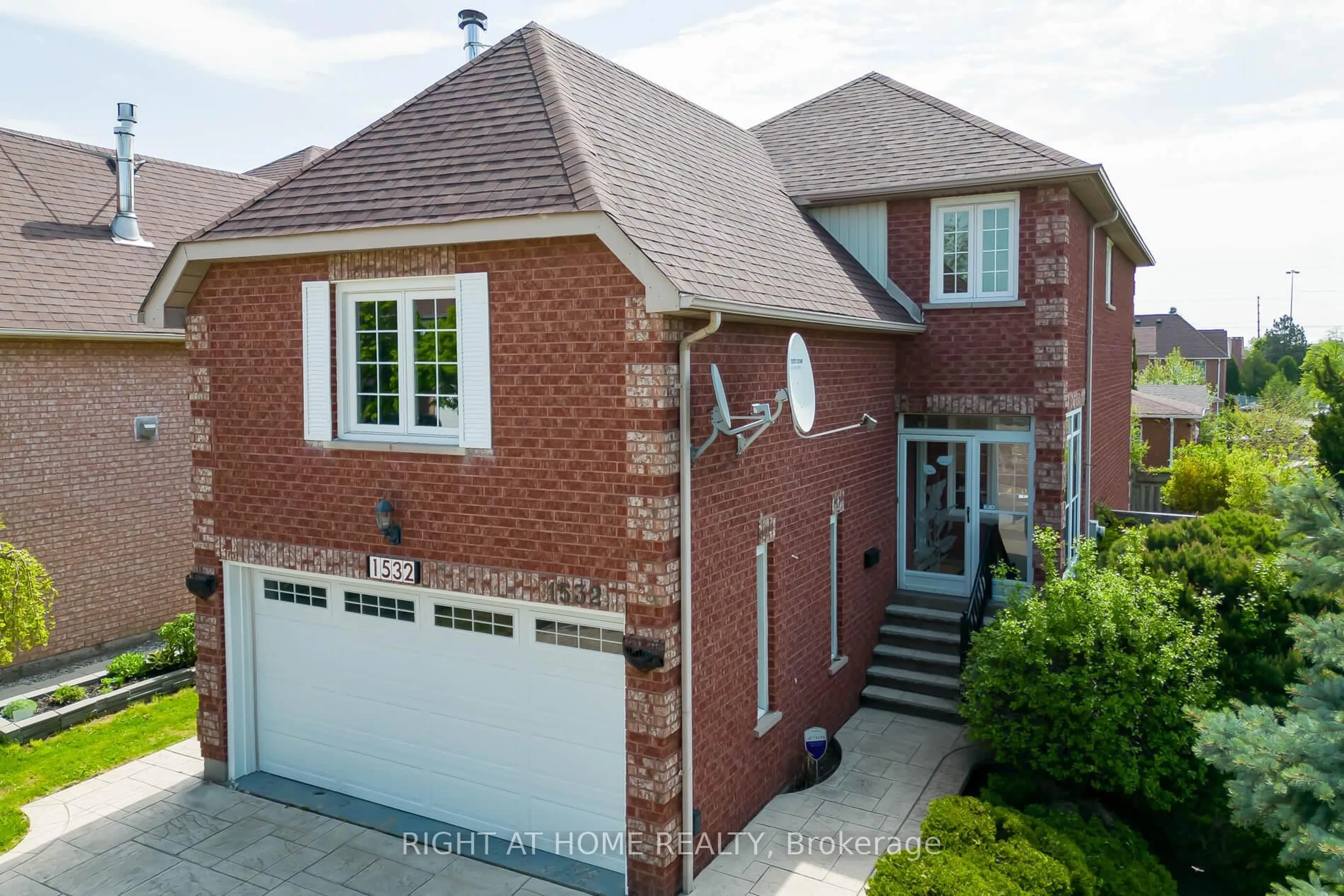 Home with brick exterior material, street for 1532 Roseway Dr, Mississauga Ontario L5M 5M6