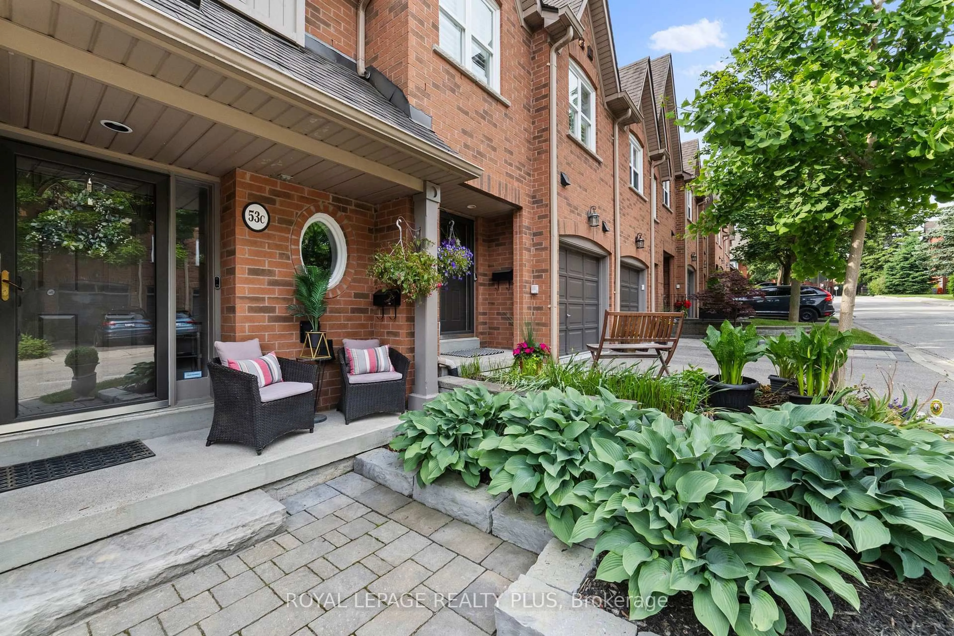 Patio, street for 928 Queen St #53C, Mississauga Ontario L5H 4K5