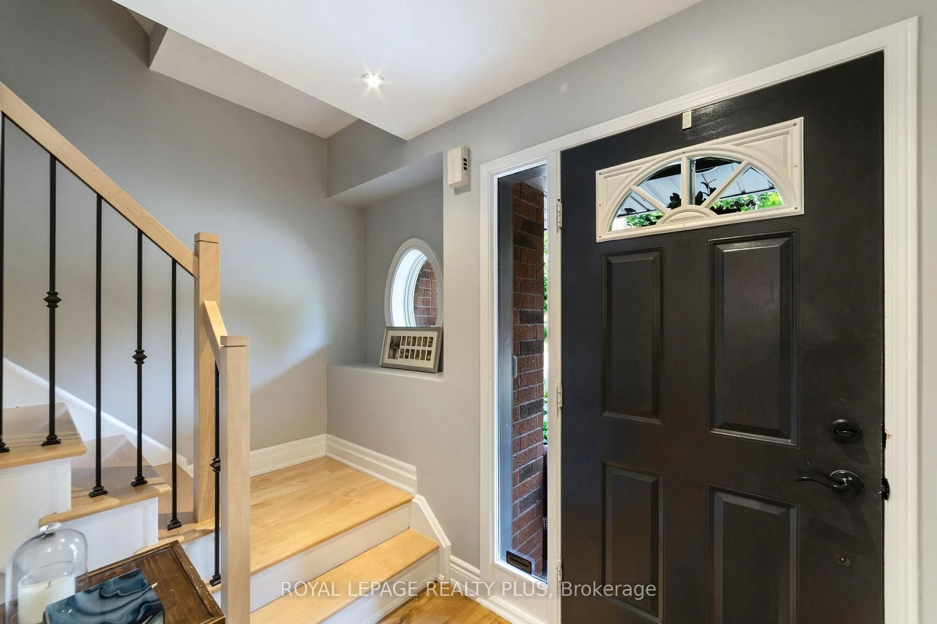 Indoor entryway for 928 Queen St #53C, Mississauga Ontario L5H 4K5