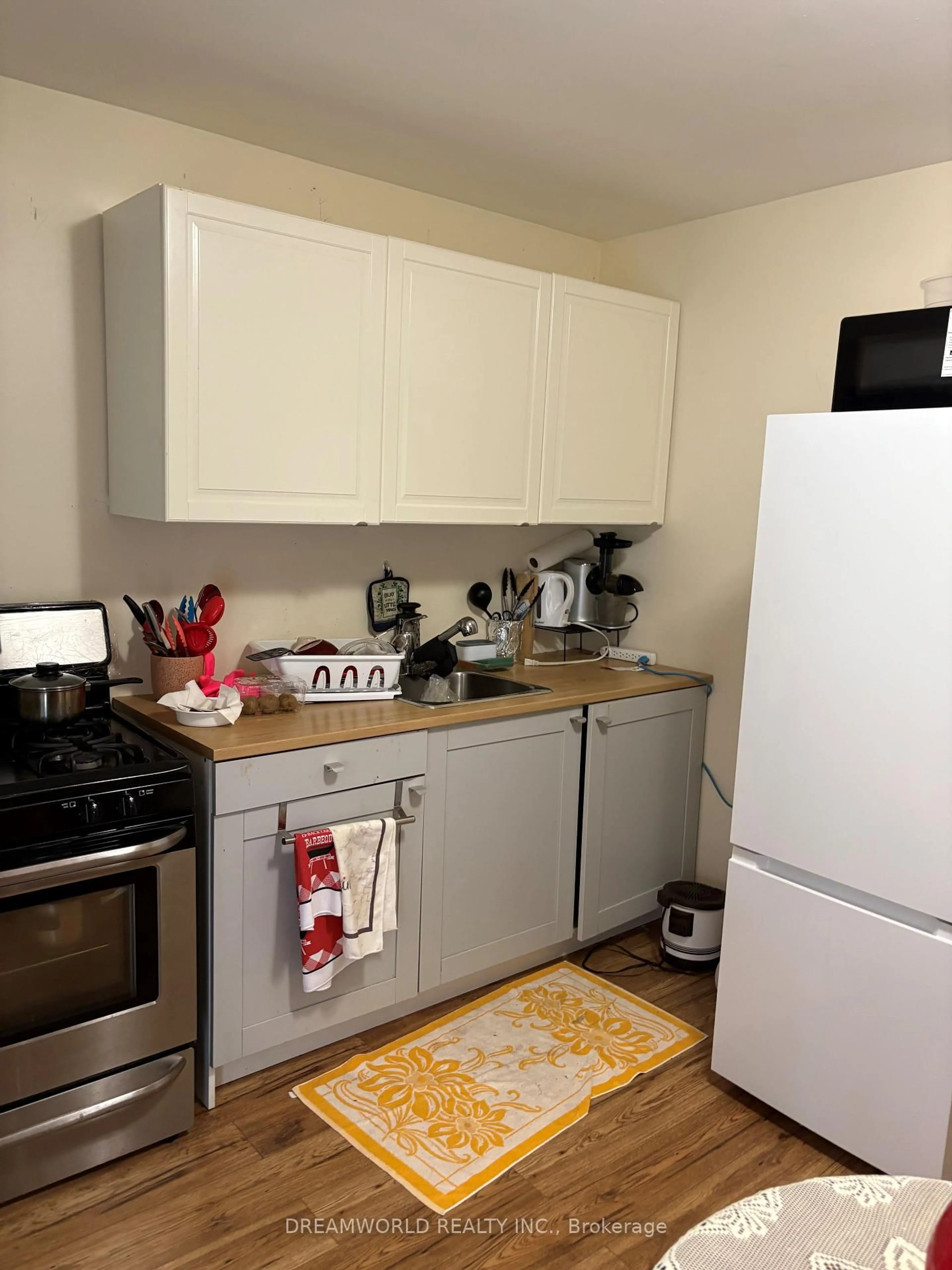 Standard kitchen, unknown for 96 Anthia Dr, Toronto Ontario M9L 1K8