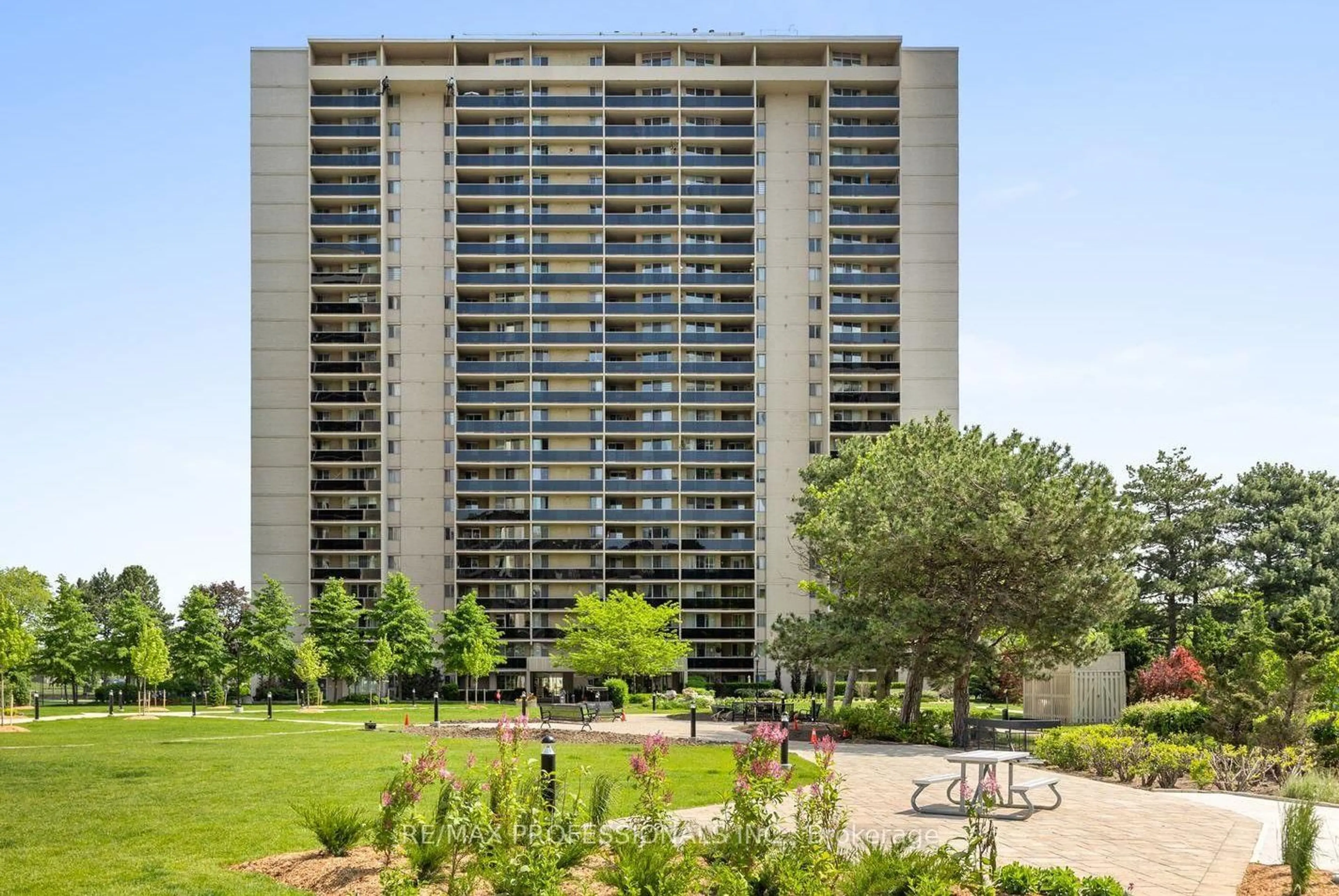 Unknown for 812 Burnhamthorpe Rd #306, Toronto Ontario M9C 4W1