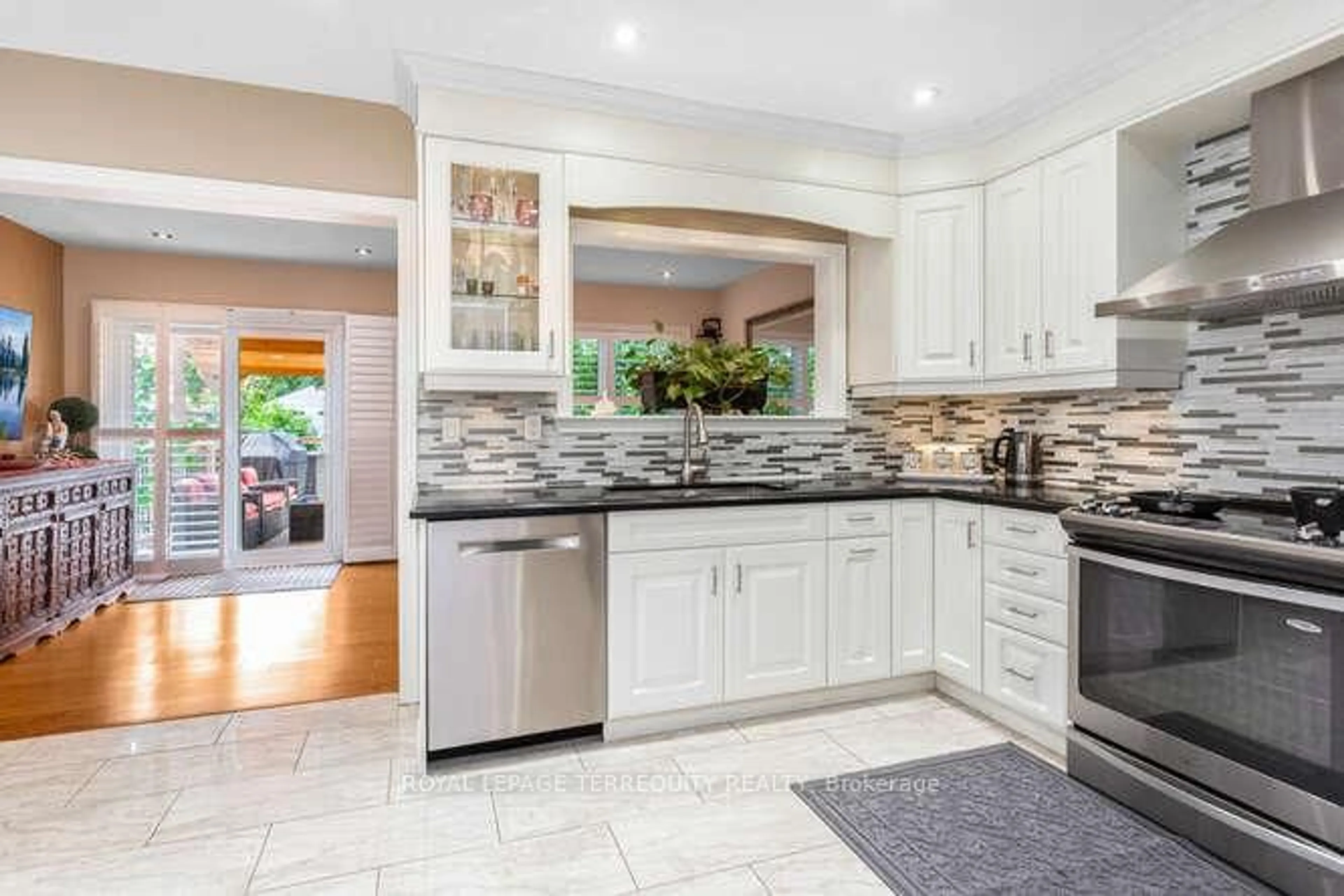 Open concept kitchen, ceramic/tile floor for 7148 Village Walk, Mississauga Ontario L5W 1X2
