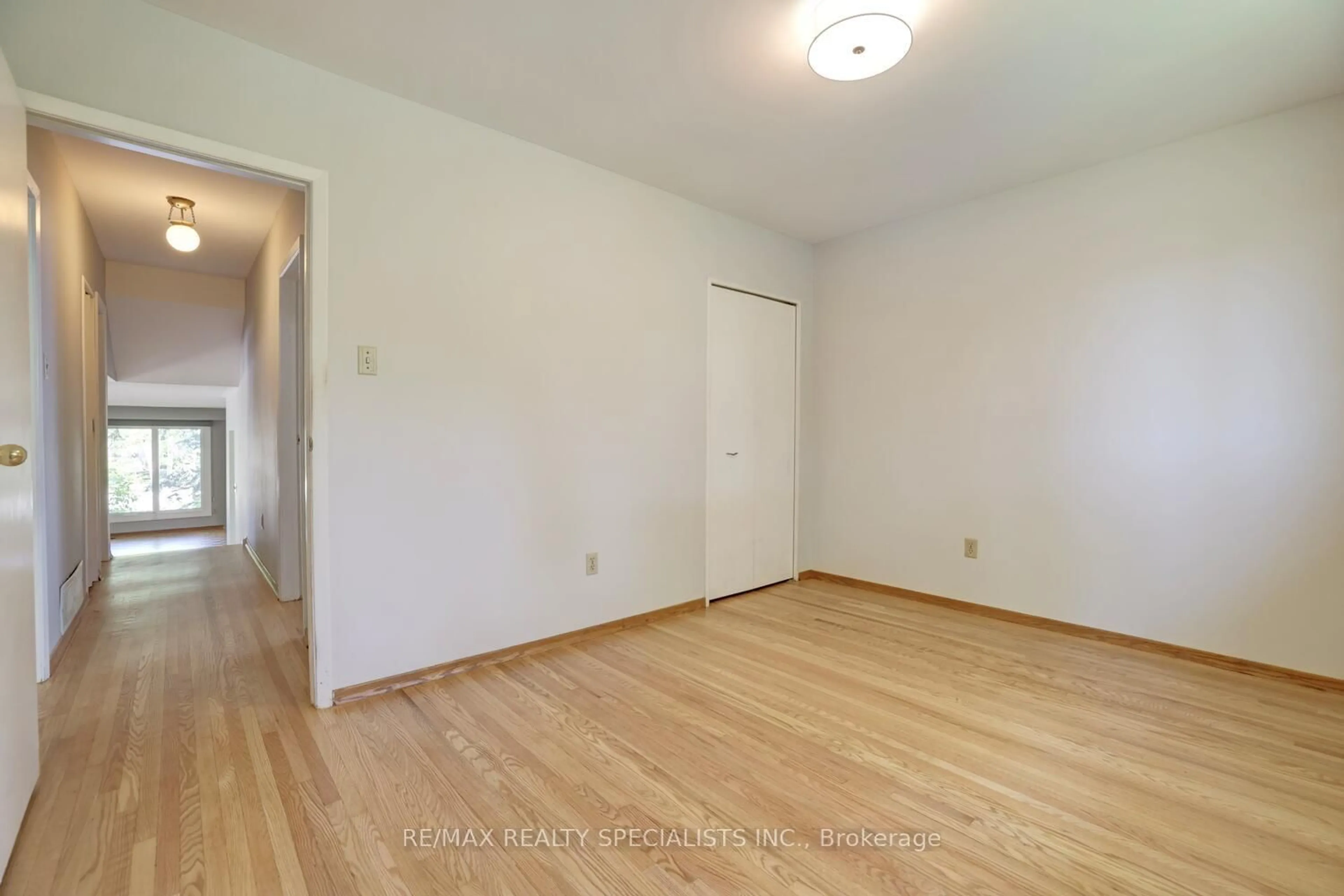 A pic of a room for 2202 Thorn Lodge Dr, Mississauga Ontario L5K 1K2