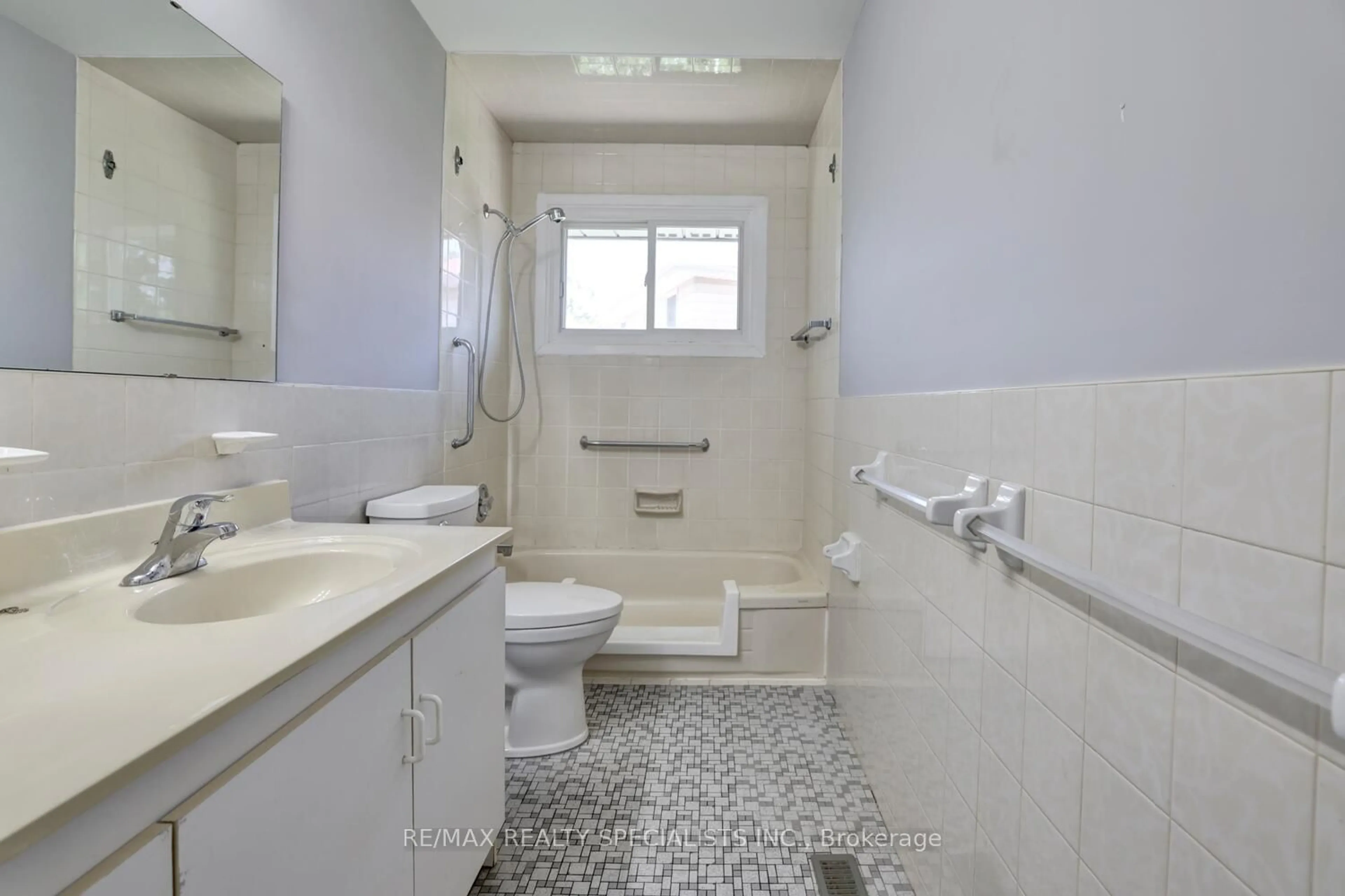 Standard bathroom, ceramic/tile floor for 2202 Thorn Lodge Dr, Mississauga Ontario L5K 1K2