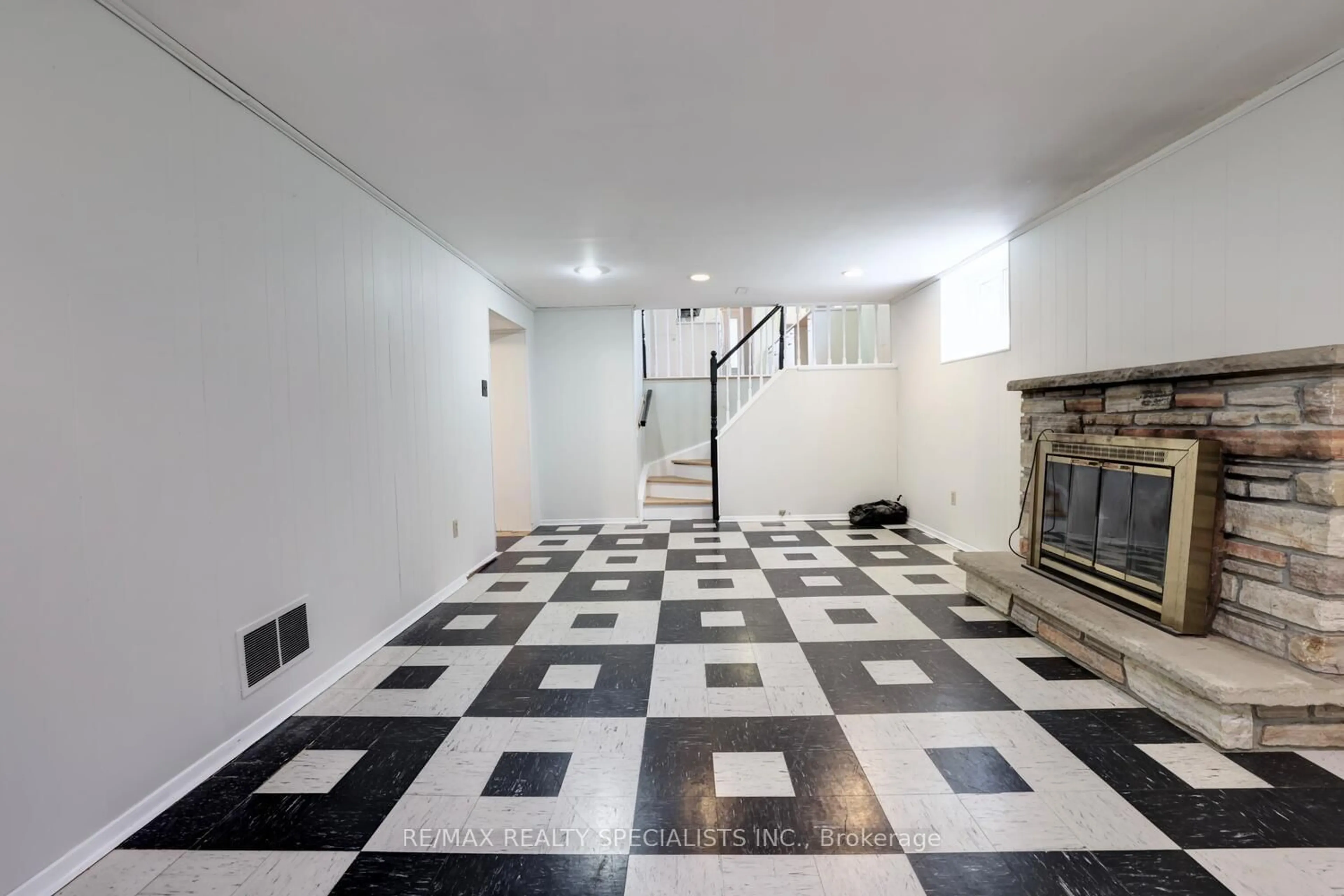 Indoor foyer for 2202 Thorn Lodge Dr, Mississauga Ontario L5K 1K2