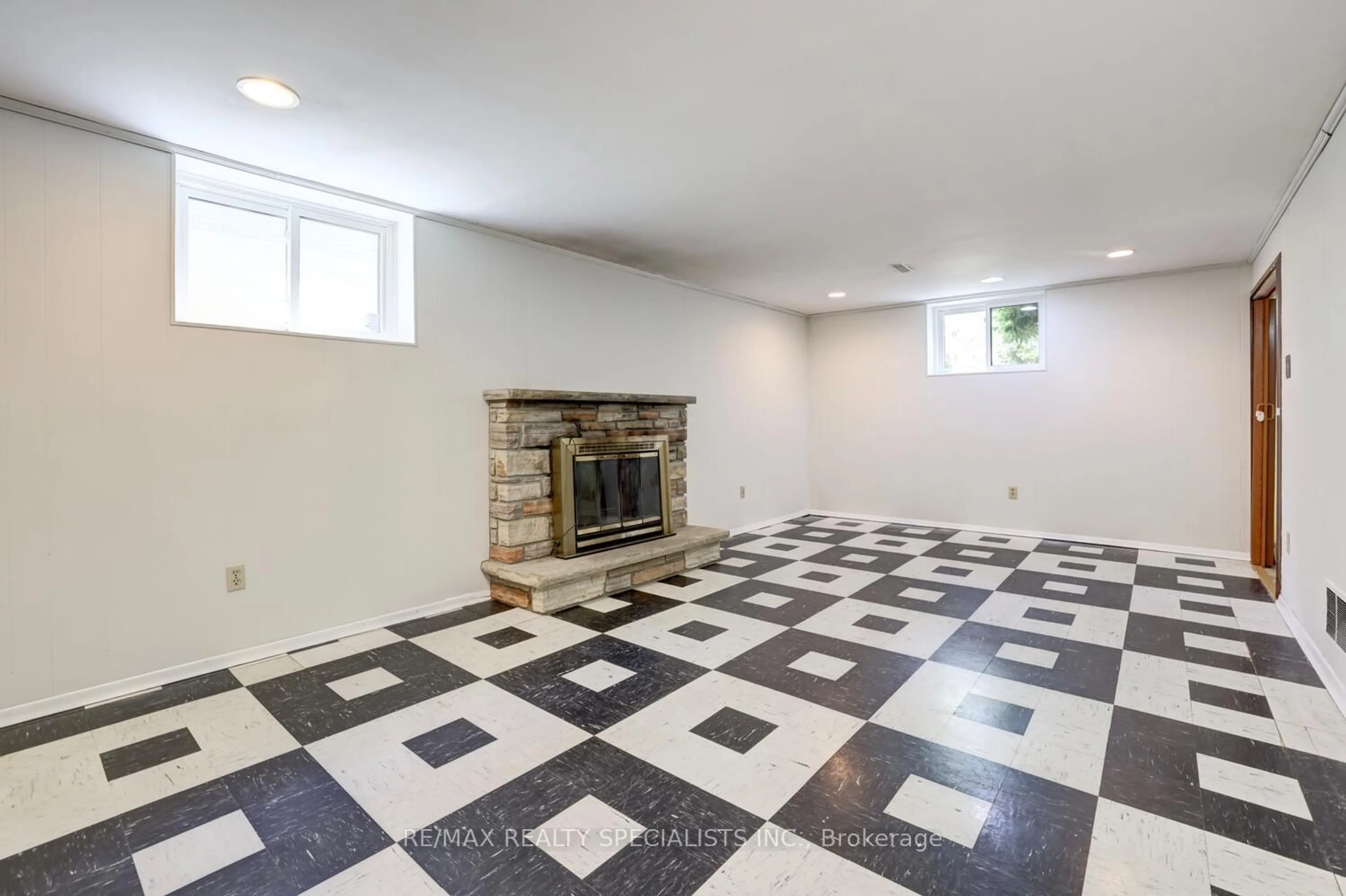 A pic of a room for 2202 Thorn Lodge Dr, Mississauga Ontario L5K 1K2