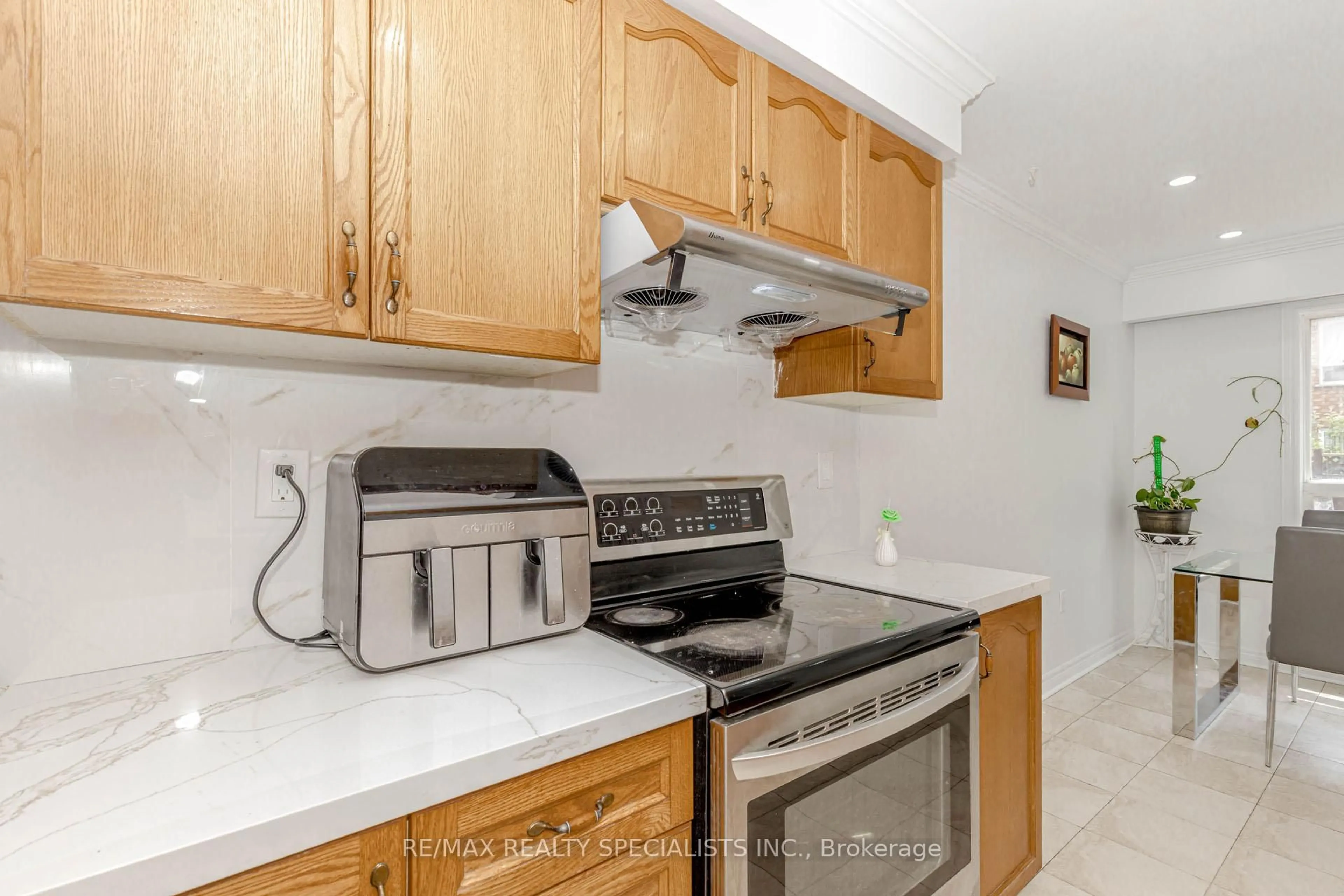 Standard kitchen, unknown for 47 Brickyard Way, Brampton Ontario L6V 4L6