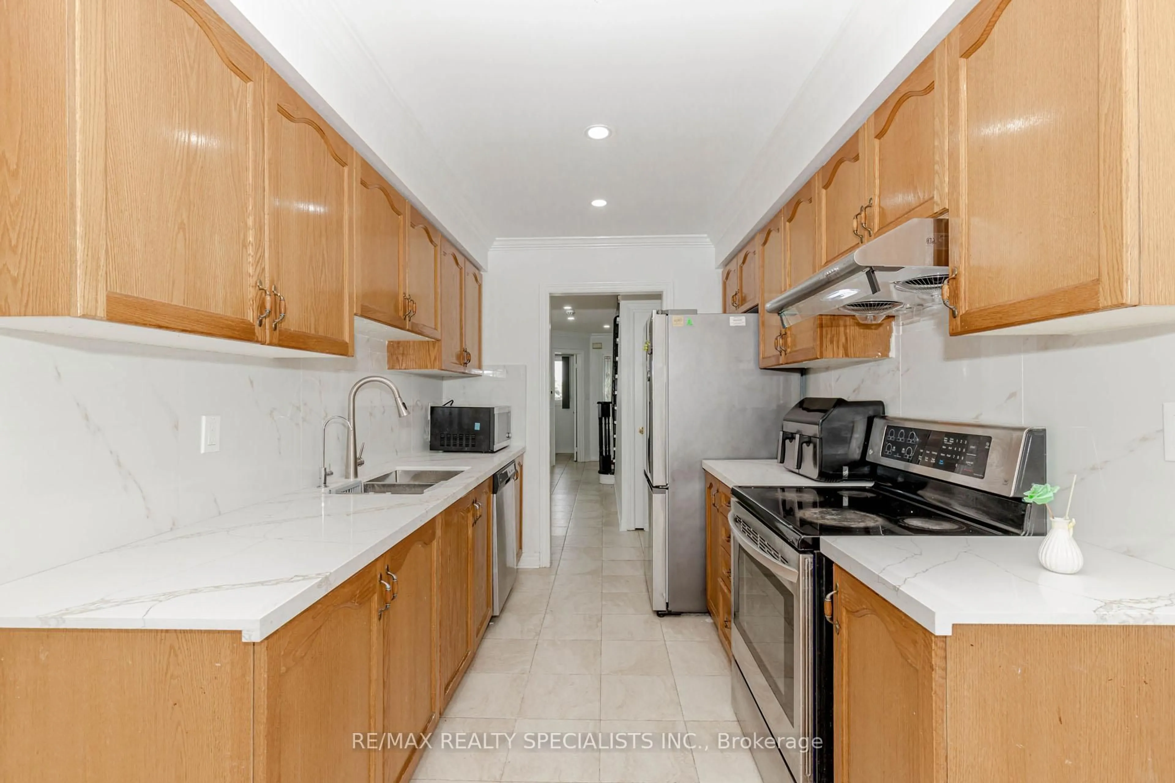 Standard kitchen, ceramic/tile floor for 47 Brickyard Way, Brampton Ontario L6V 4L6