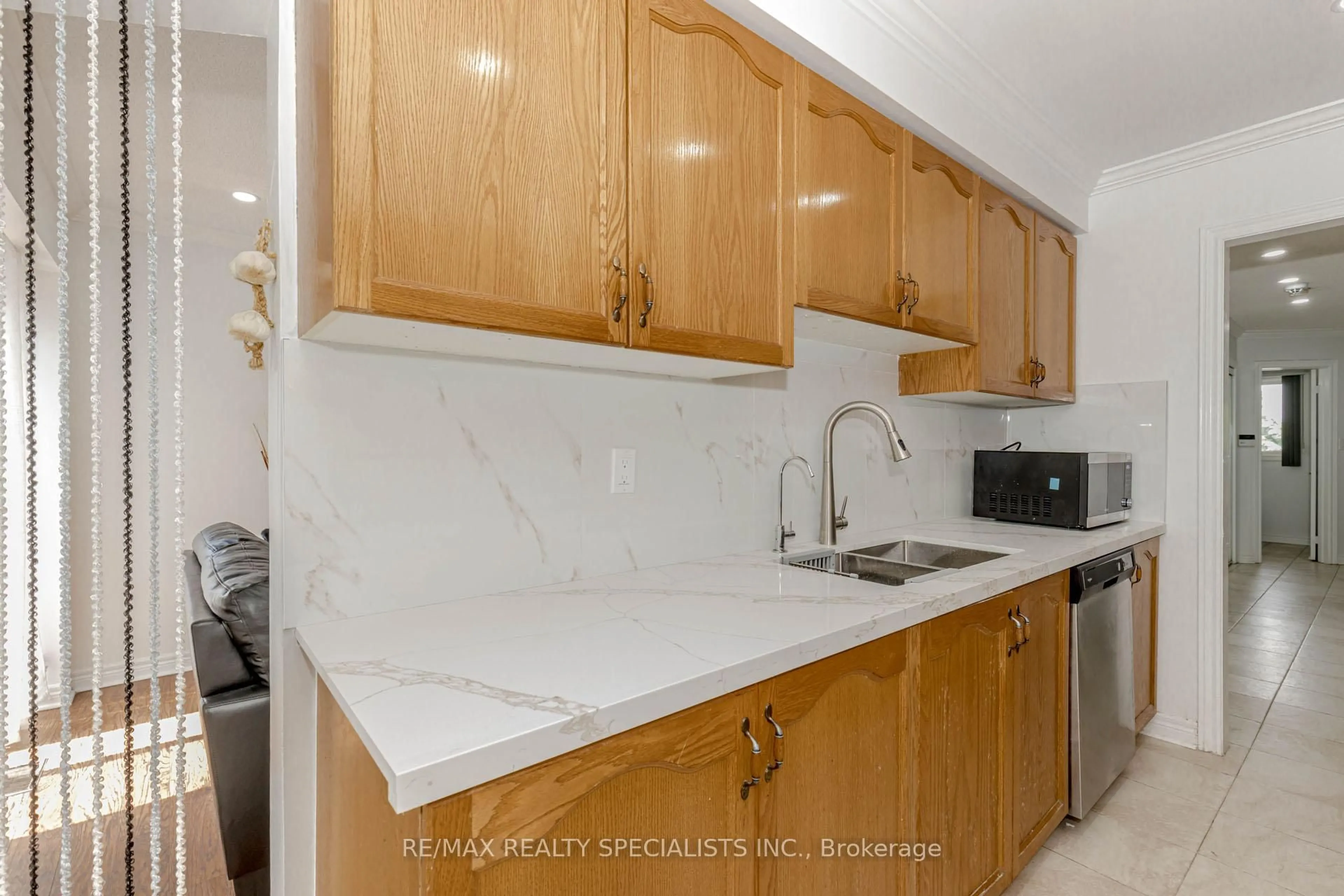 Standard kitchen, unknown for 47 Brickyard Way, Brampton Ontario L6V 4L6