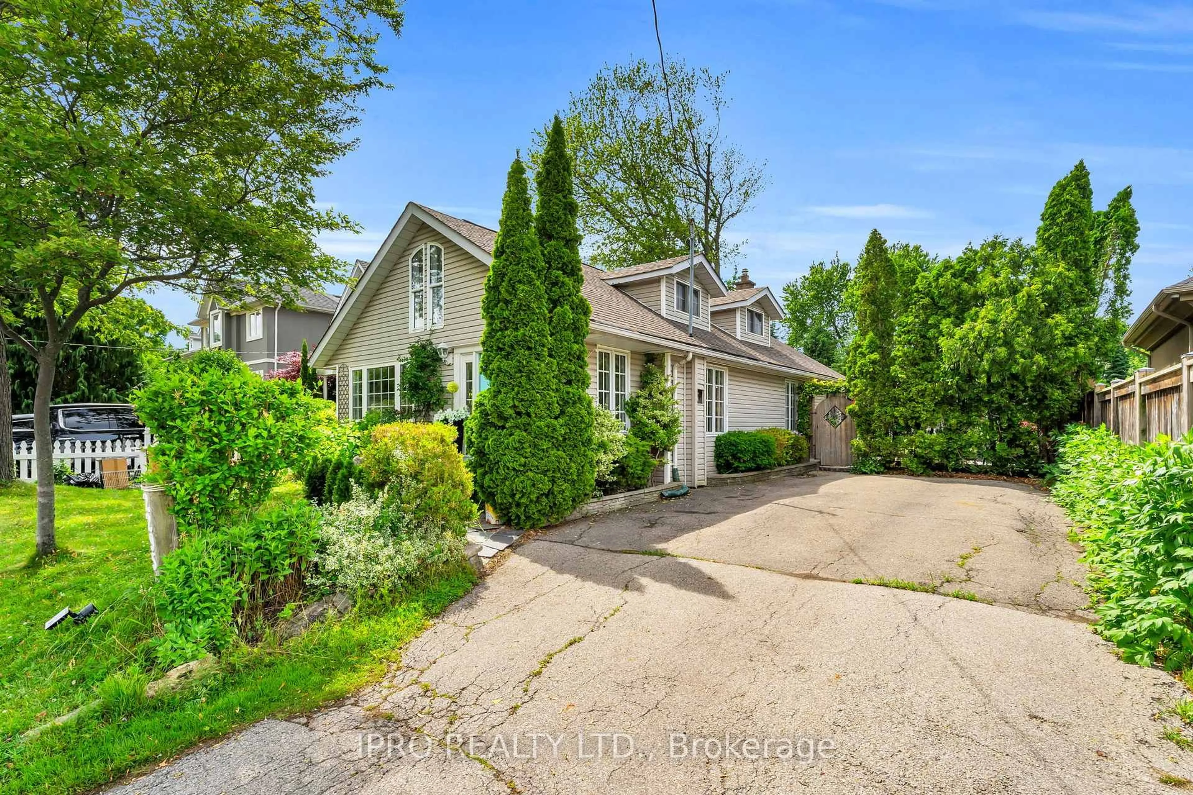 A pic from outside/outdoor area/front of a property/back of a property/a pic from drone, street for 2295 Belyea St, Oakville Ontario L6L 1N7