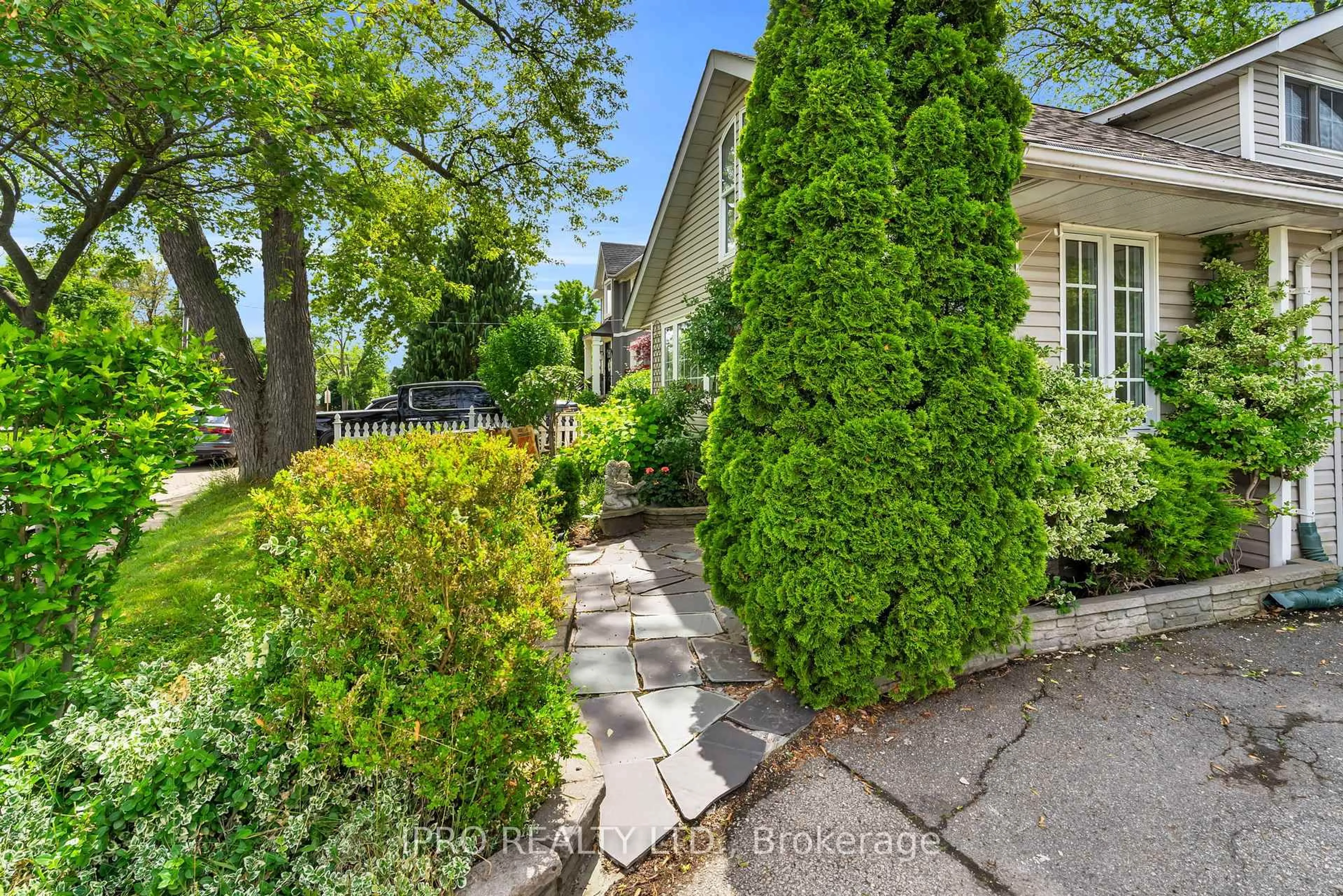 A pic from outside/outdoor area/front of a property/back of a property/a pic from drone, street for 2295 Belyea St, Oakville Ontario L6L 1N7